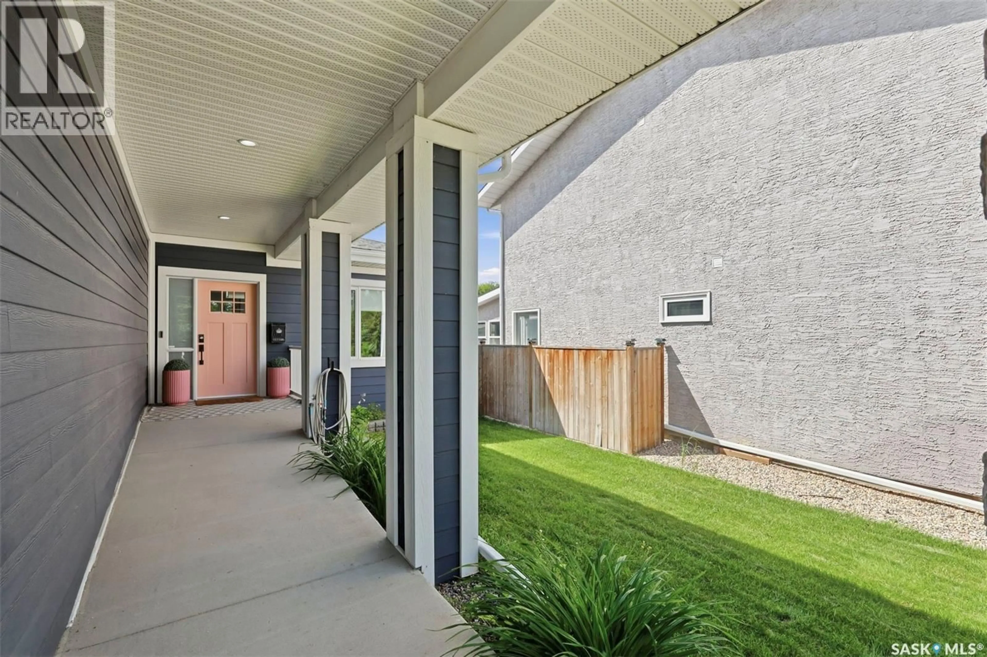 Patio, street for 1521 10TH AVENUE, Saskatoon Saskatchewan S7K3A7