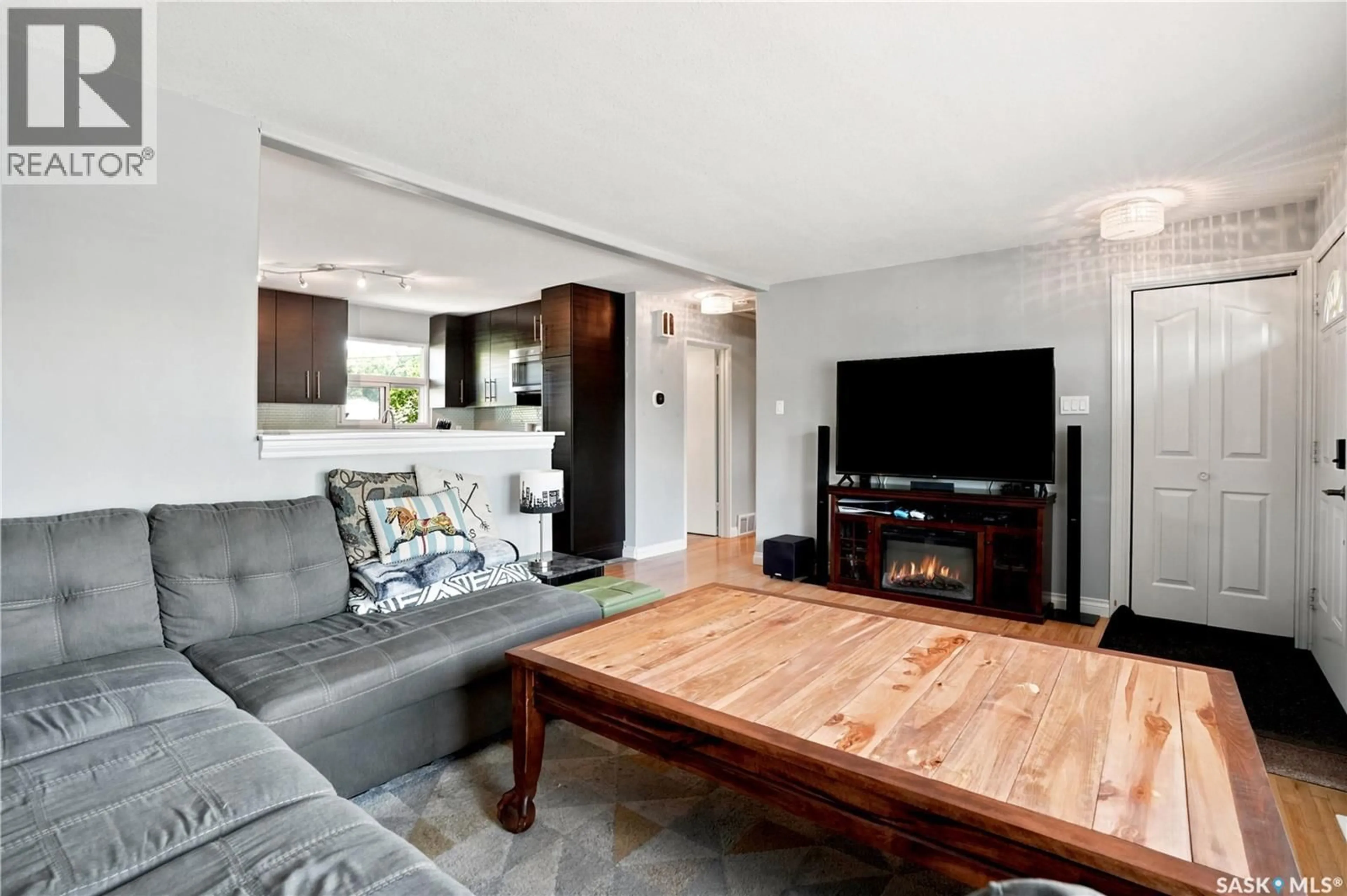 Living room with furniture, unknown for 813 HORACE STREET, Regina Saskatchewan S4T5K9