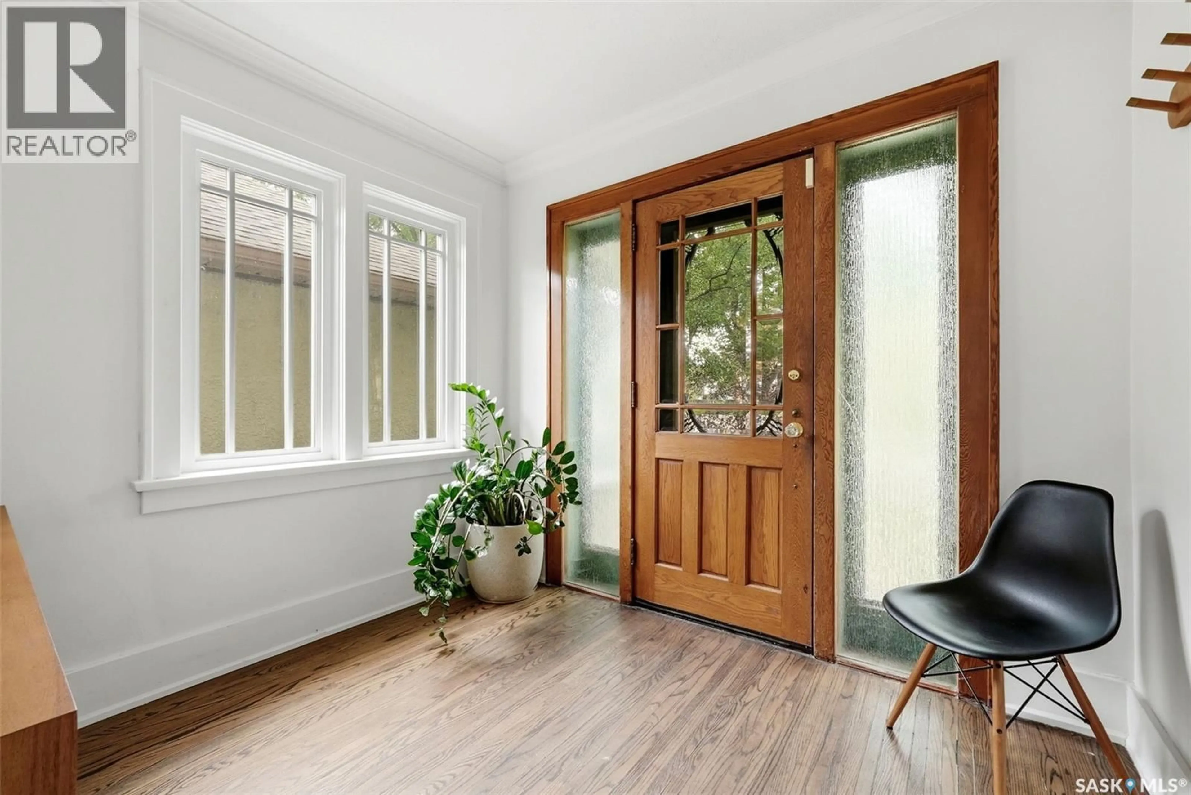 Indoor entryway for 2820 COLLEGE AVENUE, Regina Saskatchewan S4T1V2