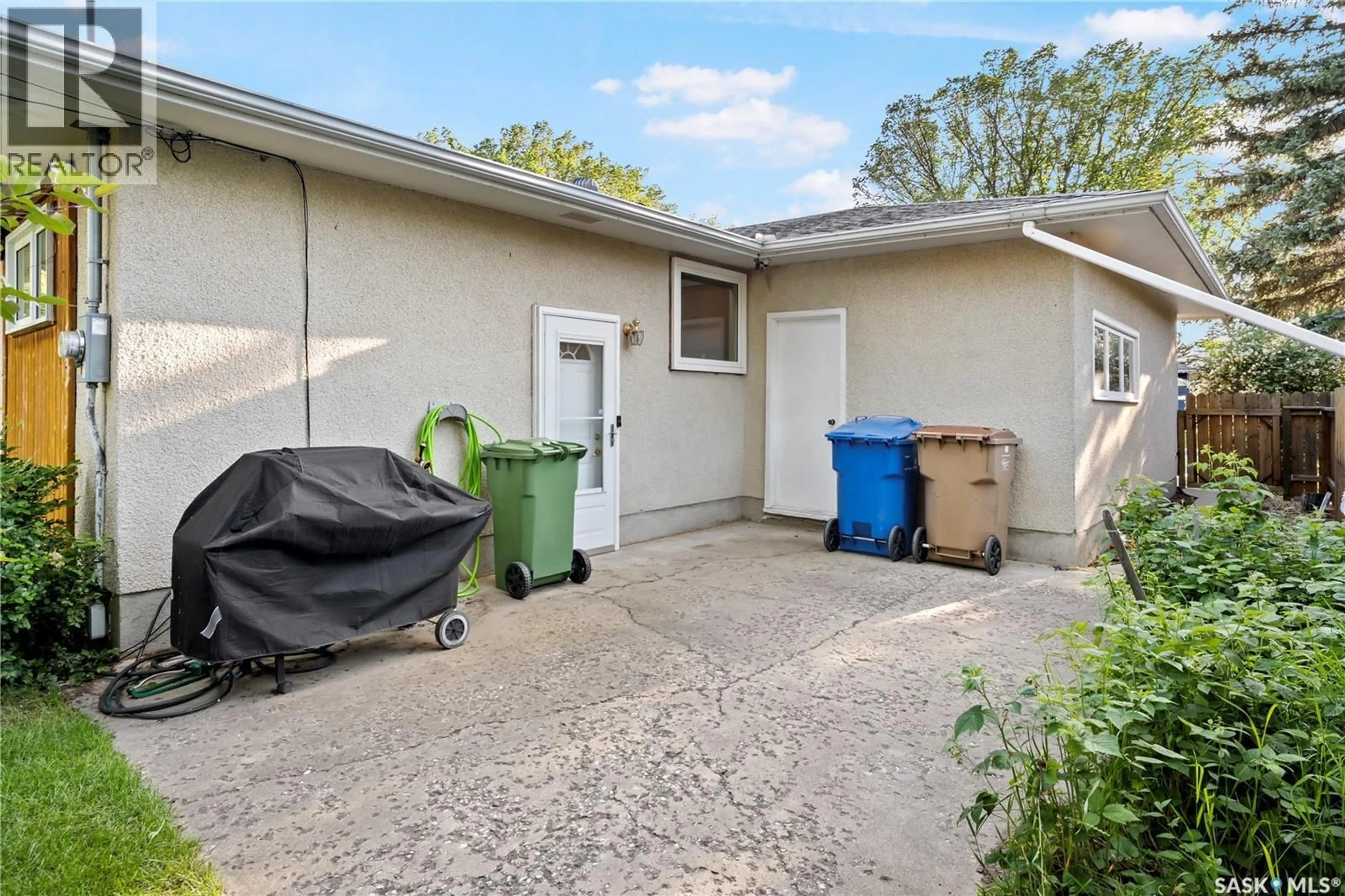 Patio, street for 3531 QUEEN STREET, Regina Saskatchewan S4S2G1
