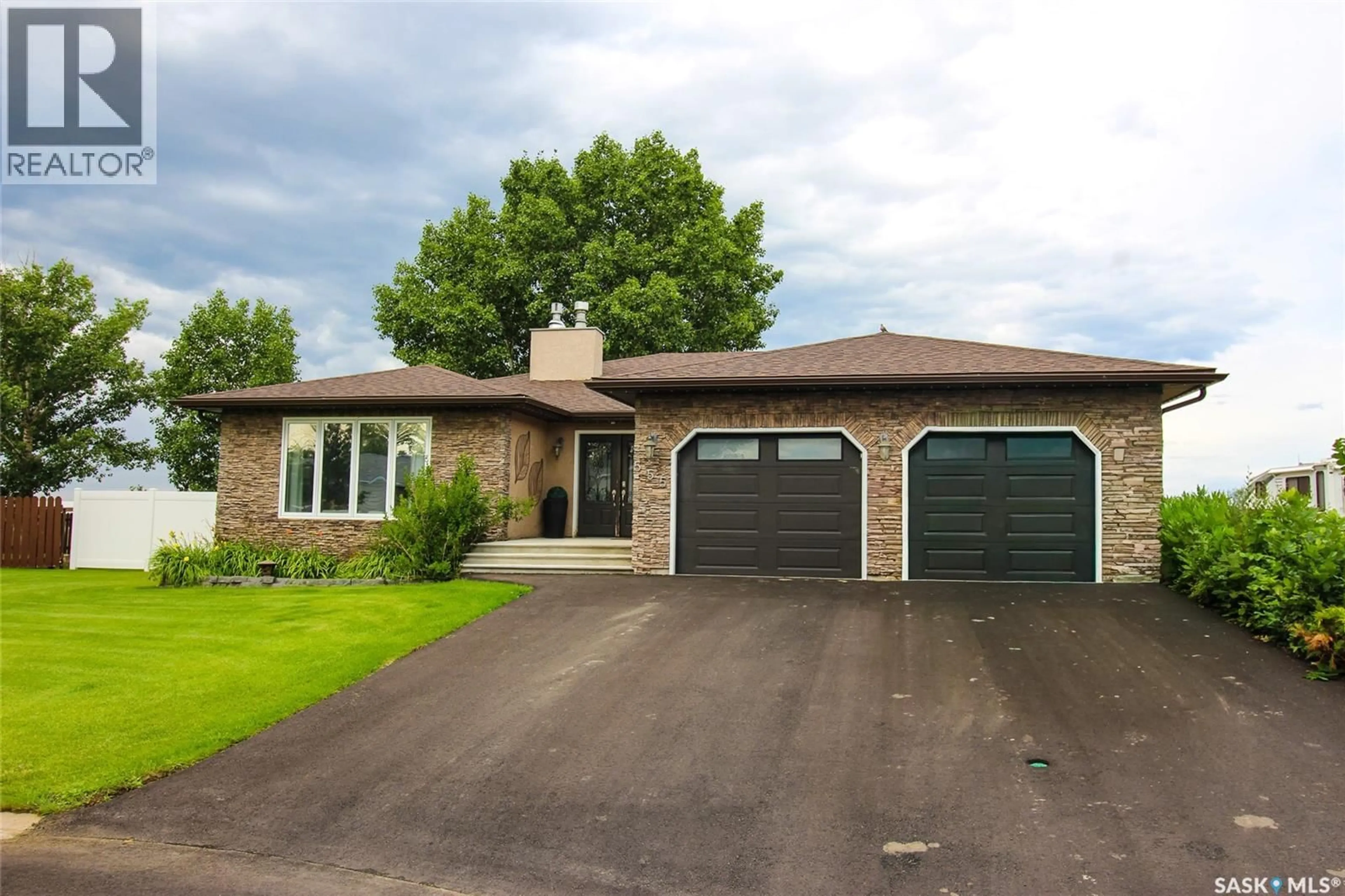 Home with brick exterior material, street for 555 5TH STREET, Shaunavon Saskatchewan S0N2M0