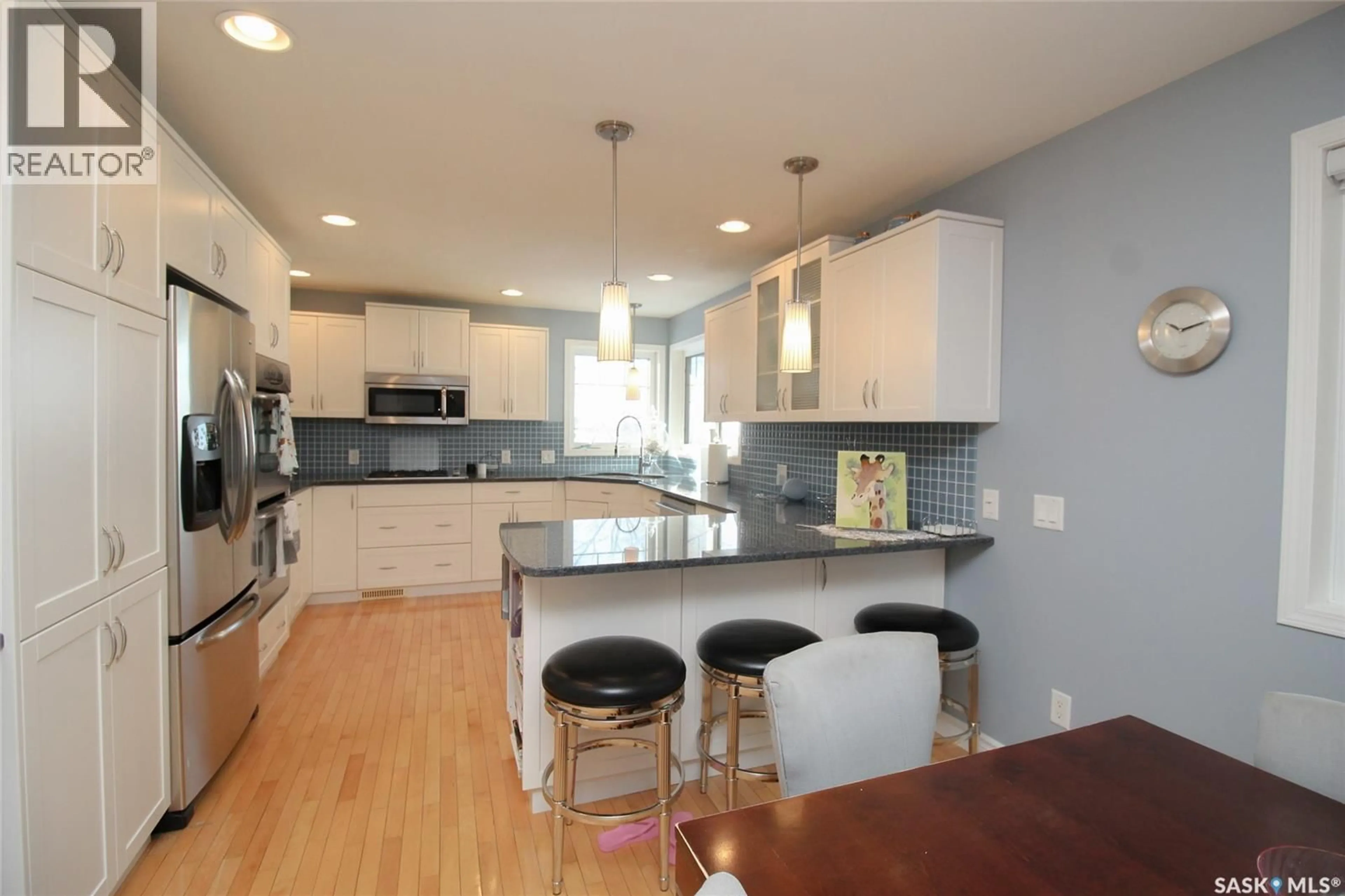 Open concept kitchen, wood/laminate floor for 555 5TH STREET, Shaunavon Saskatchewan S0N2M0