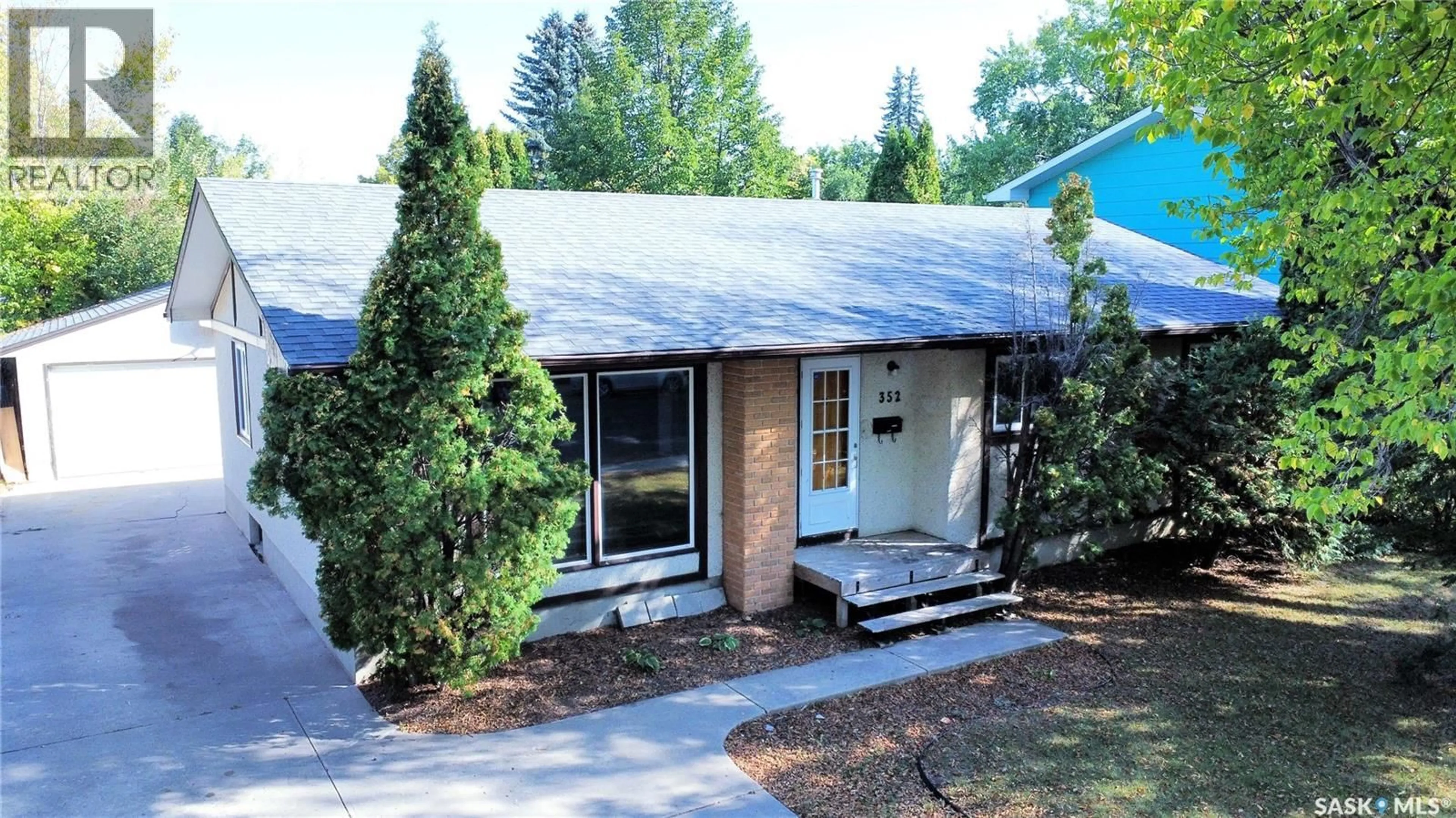 Home with vinyl exterior material, street for 352 CARLETON DRIVE, Saskatoon Saskatchewan S7H4C1
