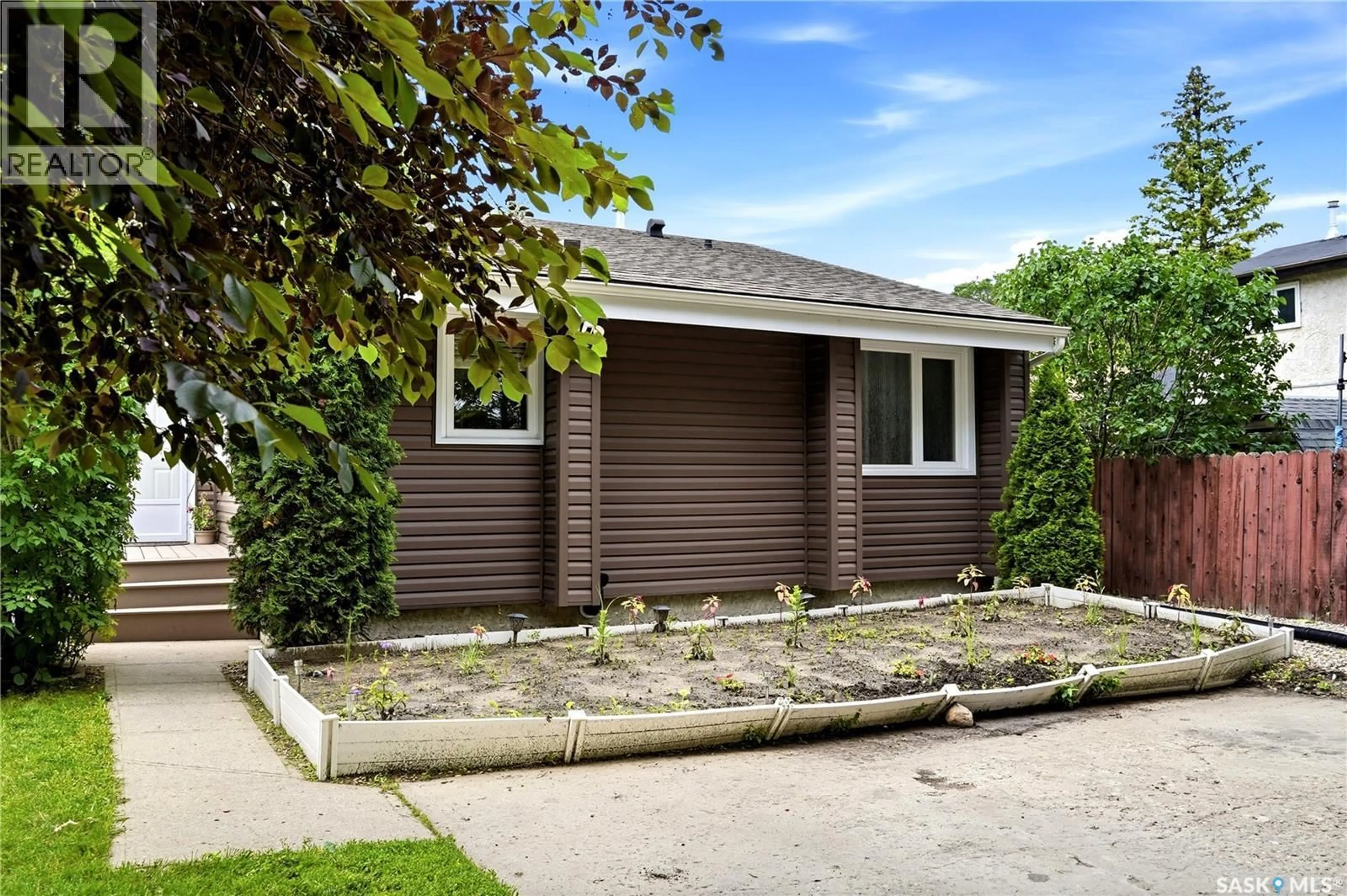 Home with vinyl exterior material, street for 846 GIBSON STREET, Regina Saskatchewan S4X1S8