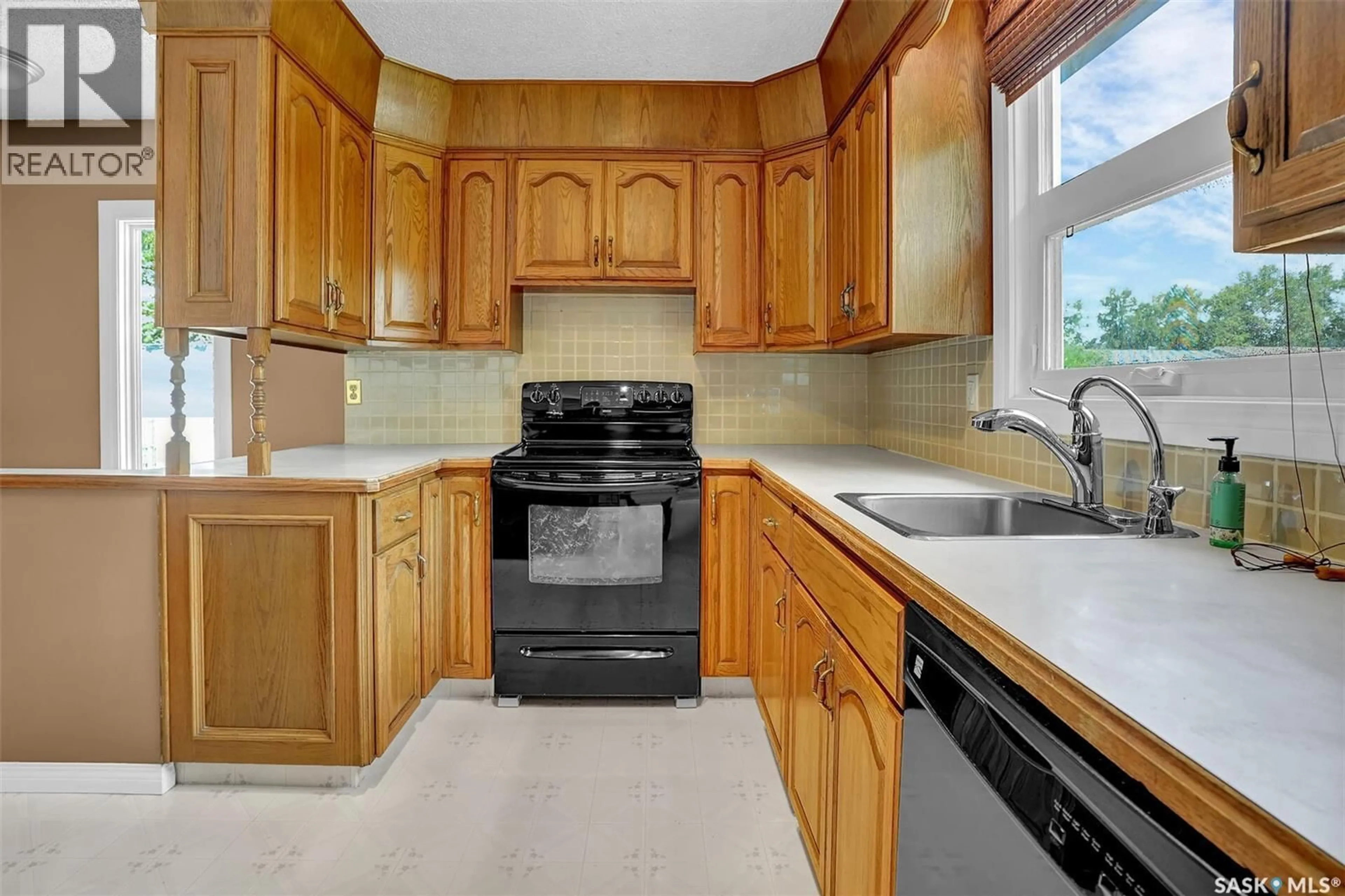 Standard kitchen, ceramic/tile floor for 618 SWEENEY STREET, Regina Saskatchewan S4T6H4