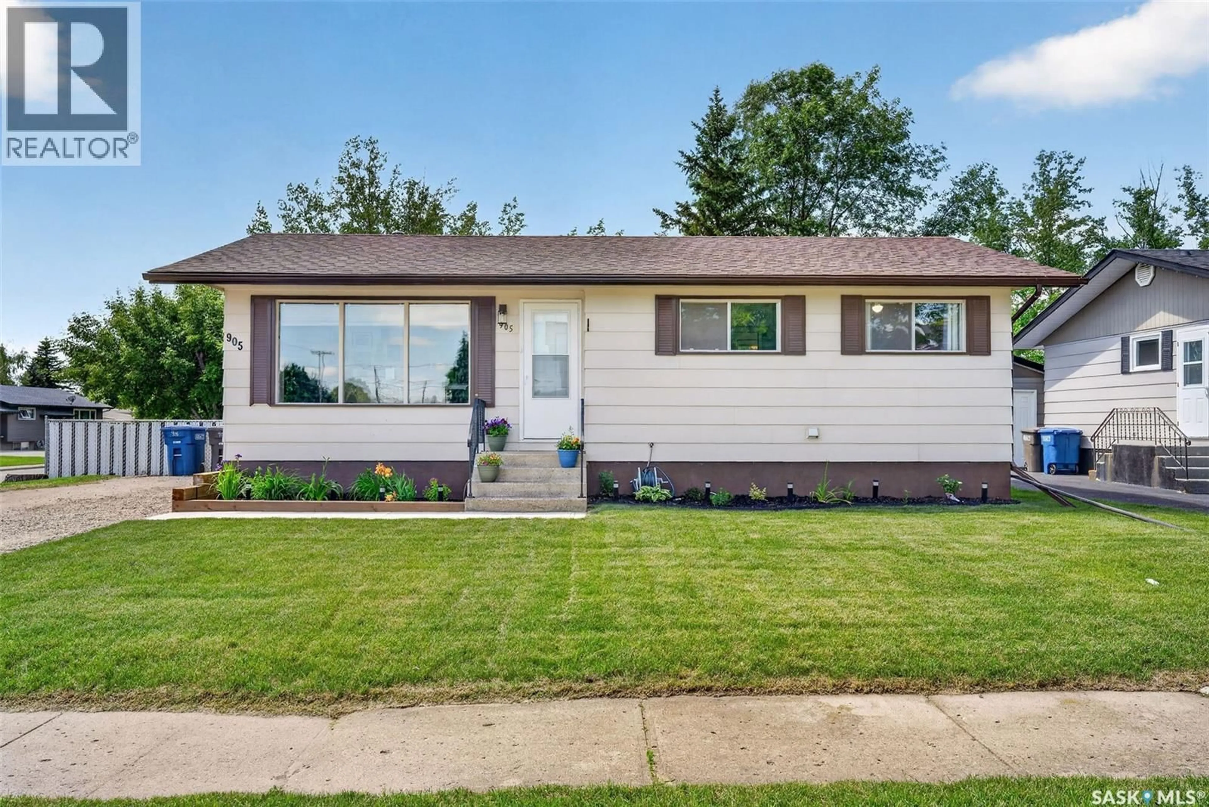 Home with vinyl exterior material, street for 905 14TH STREET, Humboldt Saskatchewan S0K2A0
