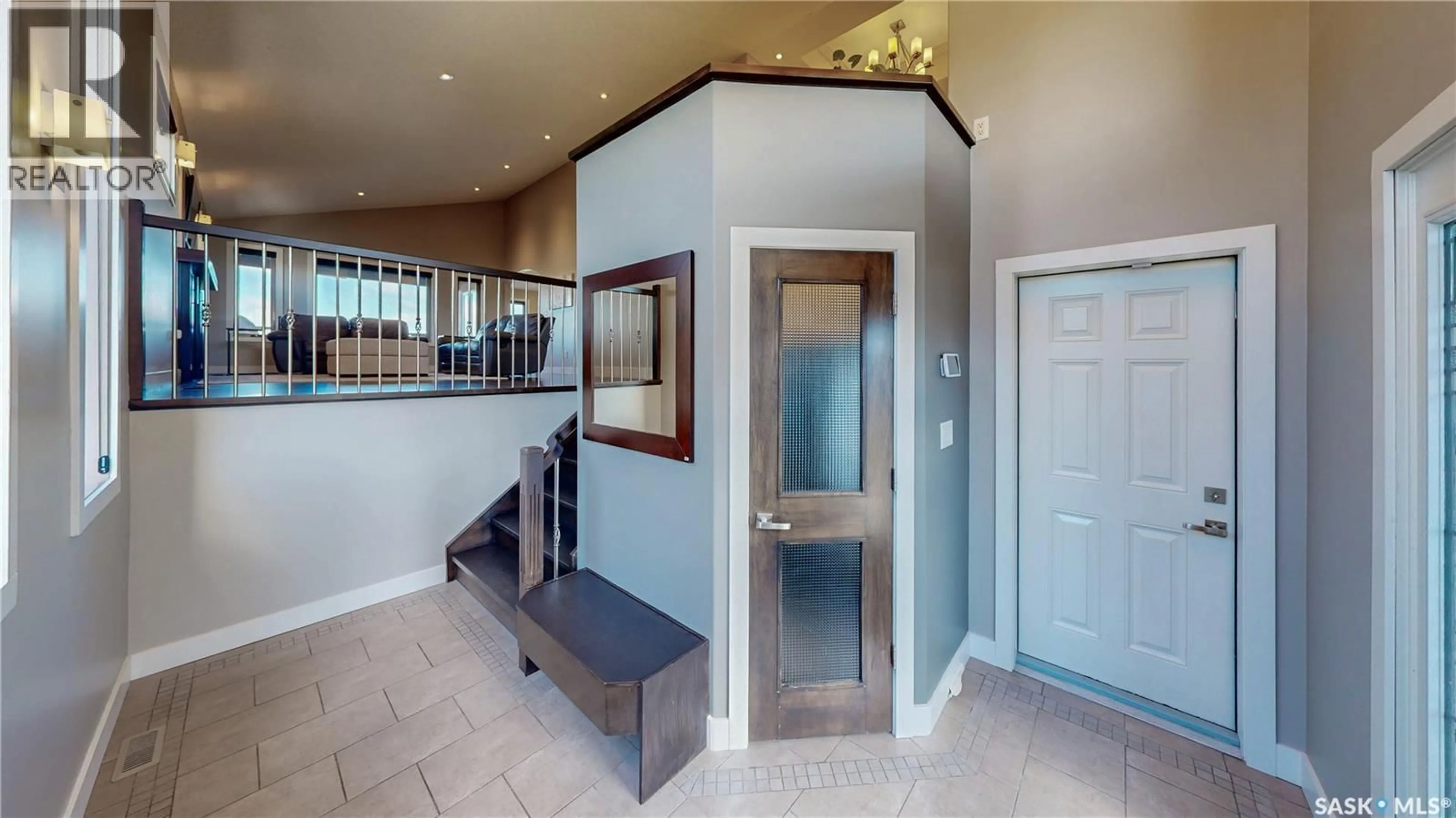 Indoor entryway for 8095 FAIRWAYS WEST DRIVE, Regina Saskatchewan S4Y0A4