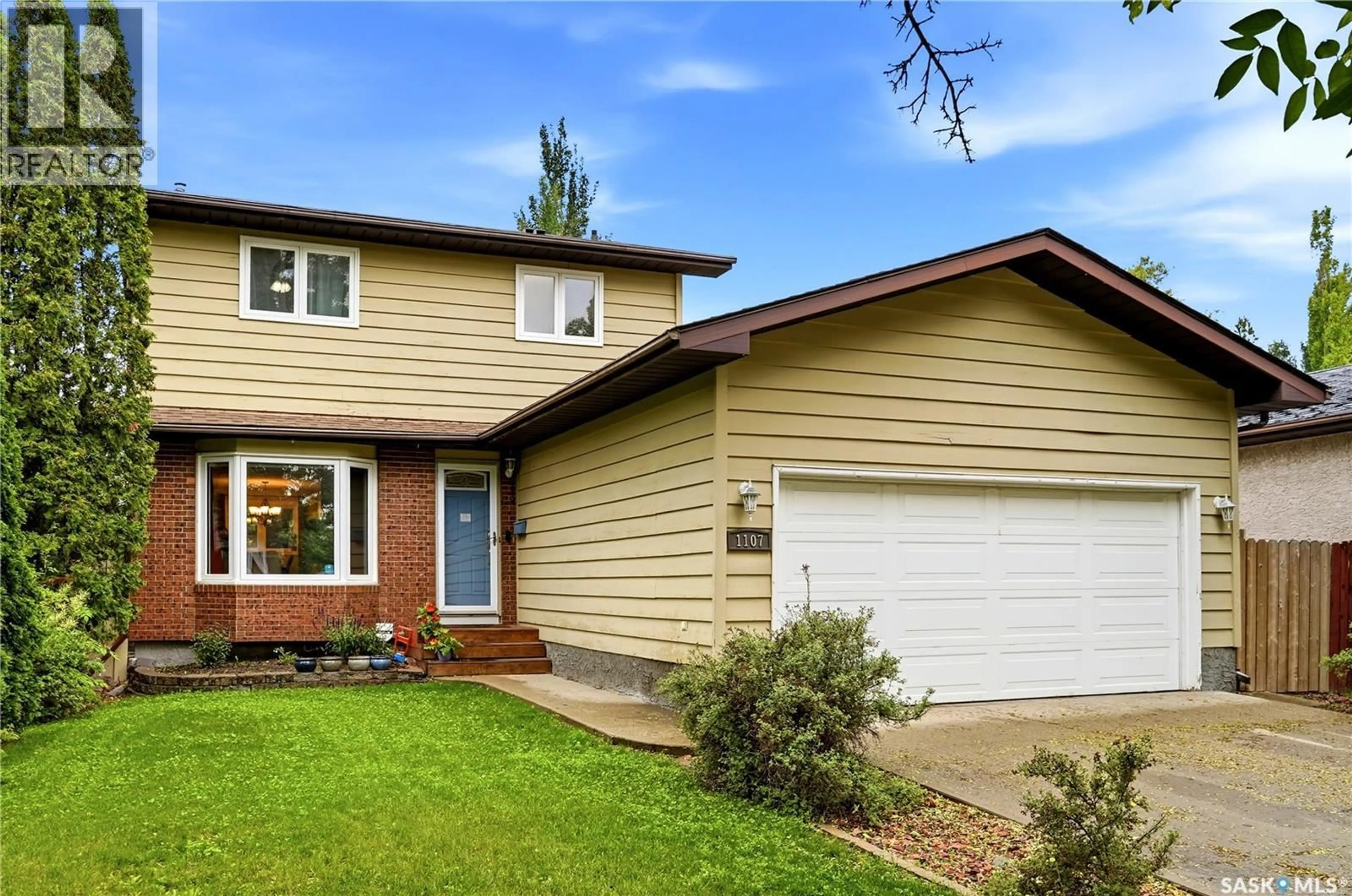 Home with vinyl exterior material, street for 1107 FERGUSON CRESCENT, Regina Saskatchewan S4N6W1