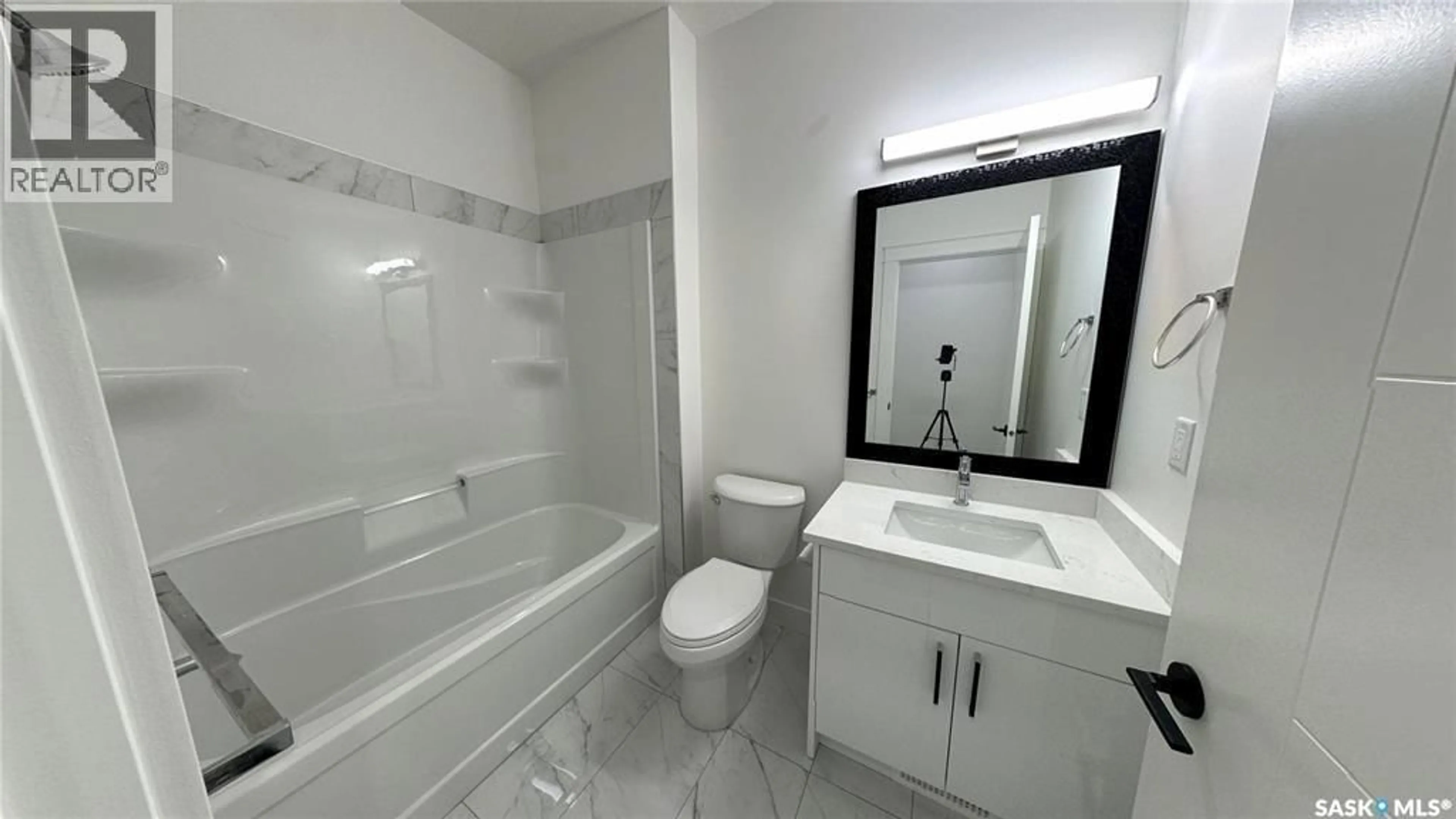 Standard bathroom, ceramic/tile floor for 443 YUEL CRESCENT, Saskatoon Saskatchewan S7W1N6