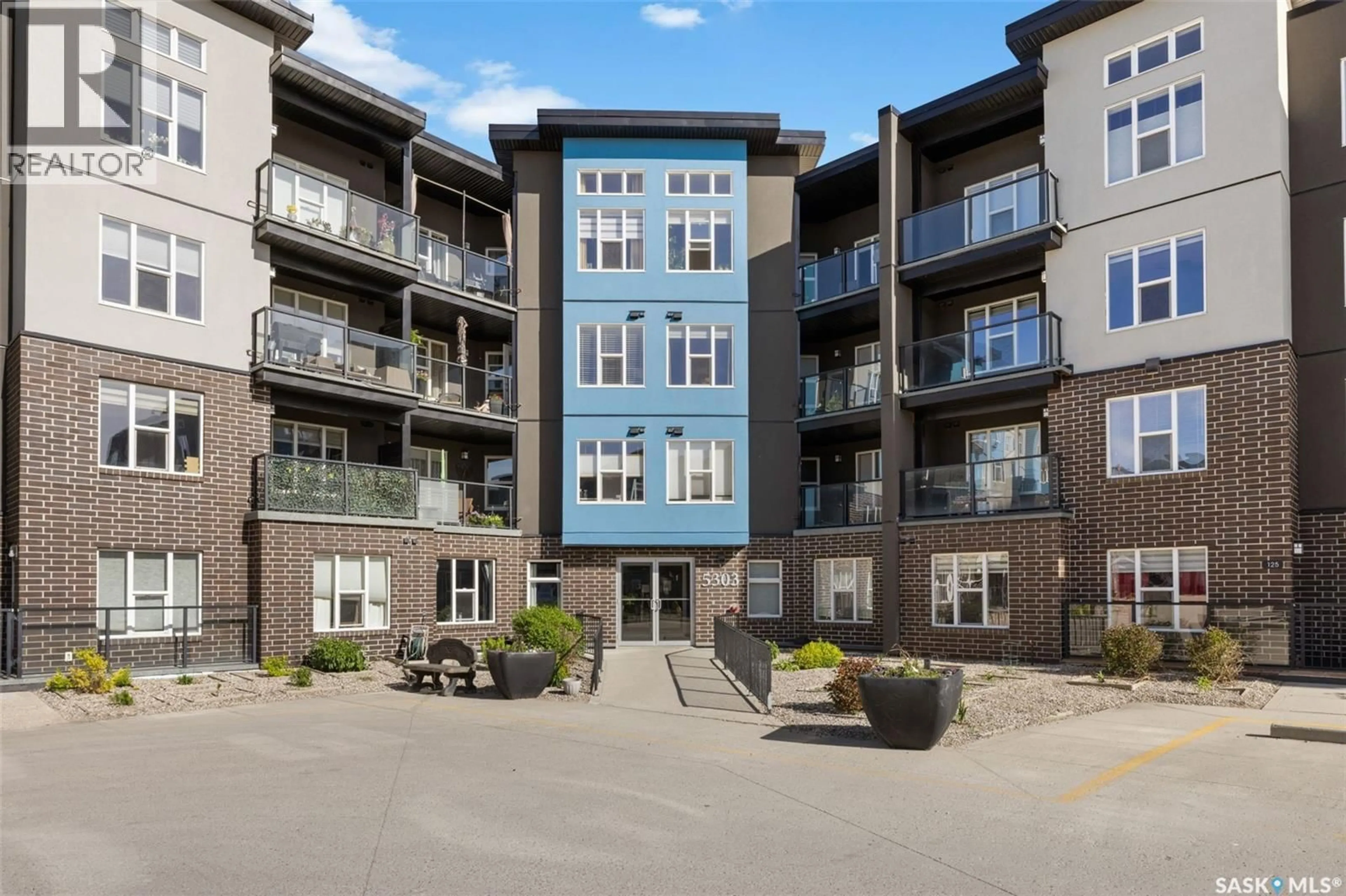 Patio, building for 325 - 5303 UNIVERSAL CRESCENT, Regina Saskatchewan S4W0L1