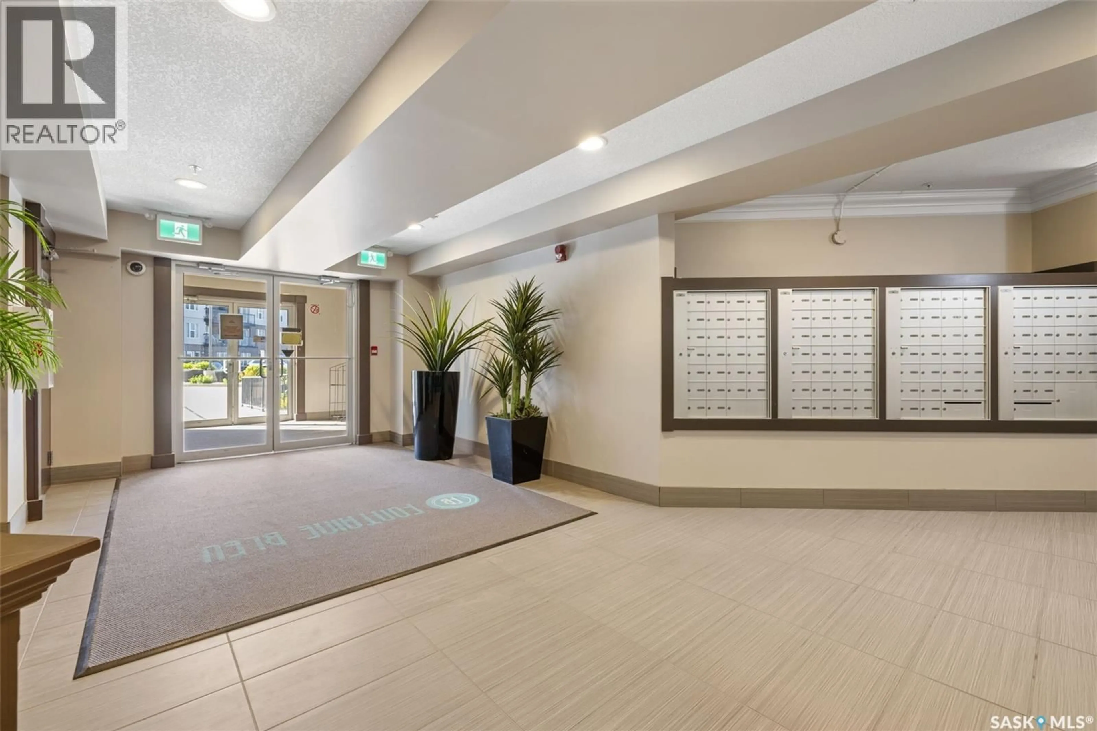 Indoor foyer for 325 - 5303 UNIVERSAL CRESCENT, Regina Saskatchewan S4W0L1