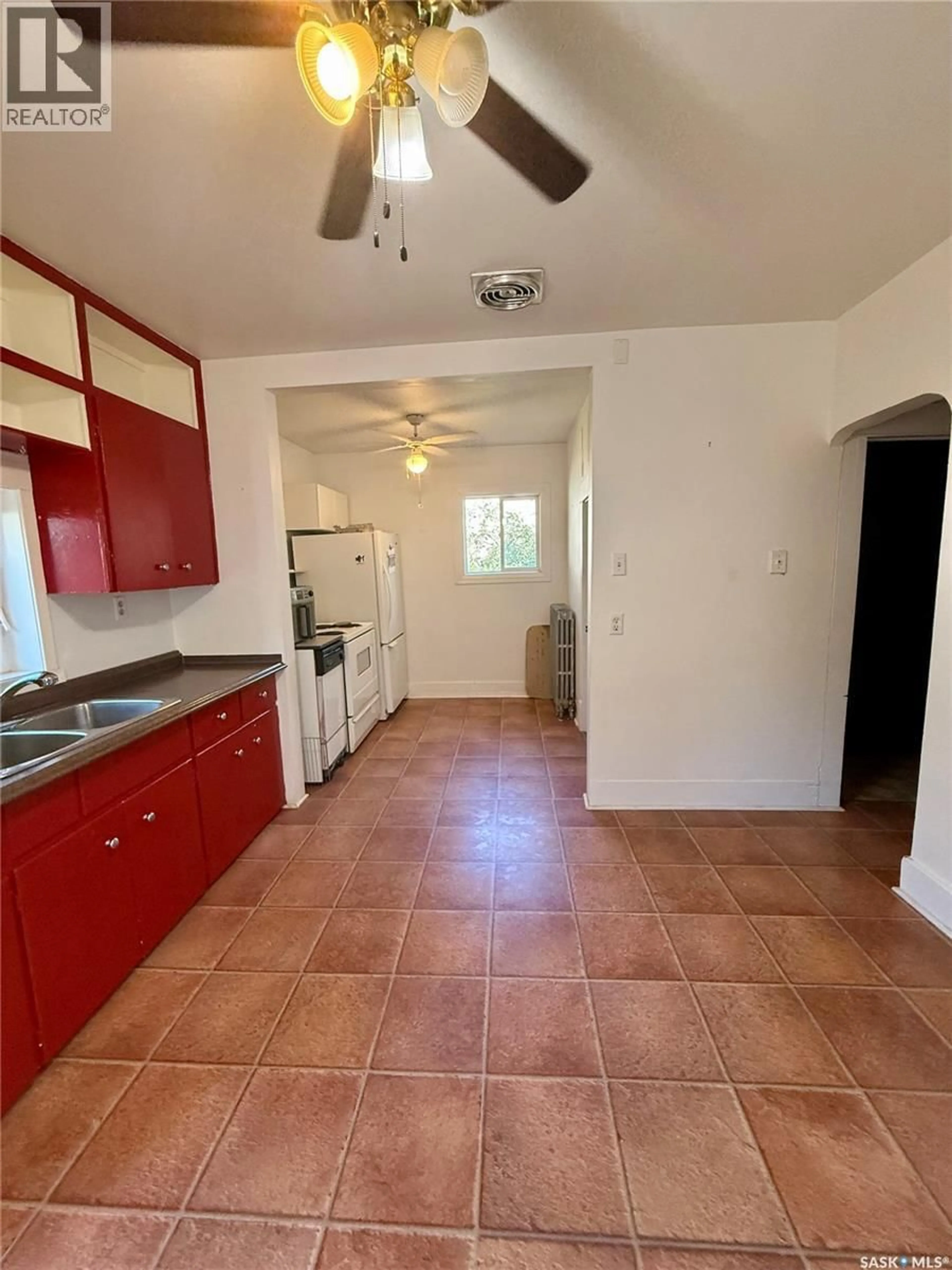 Standard kitchen, ceramic/tile floor for 930 VAUGHN STREET, Moose Jaw Saskatchewan S6H5N8