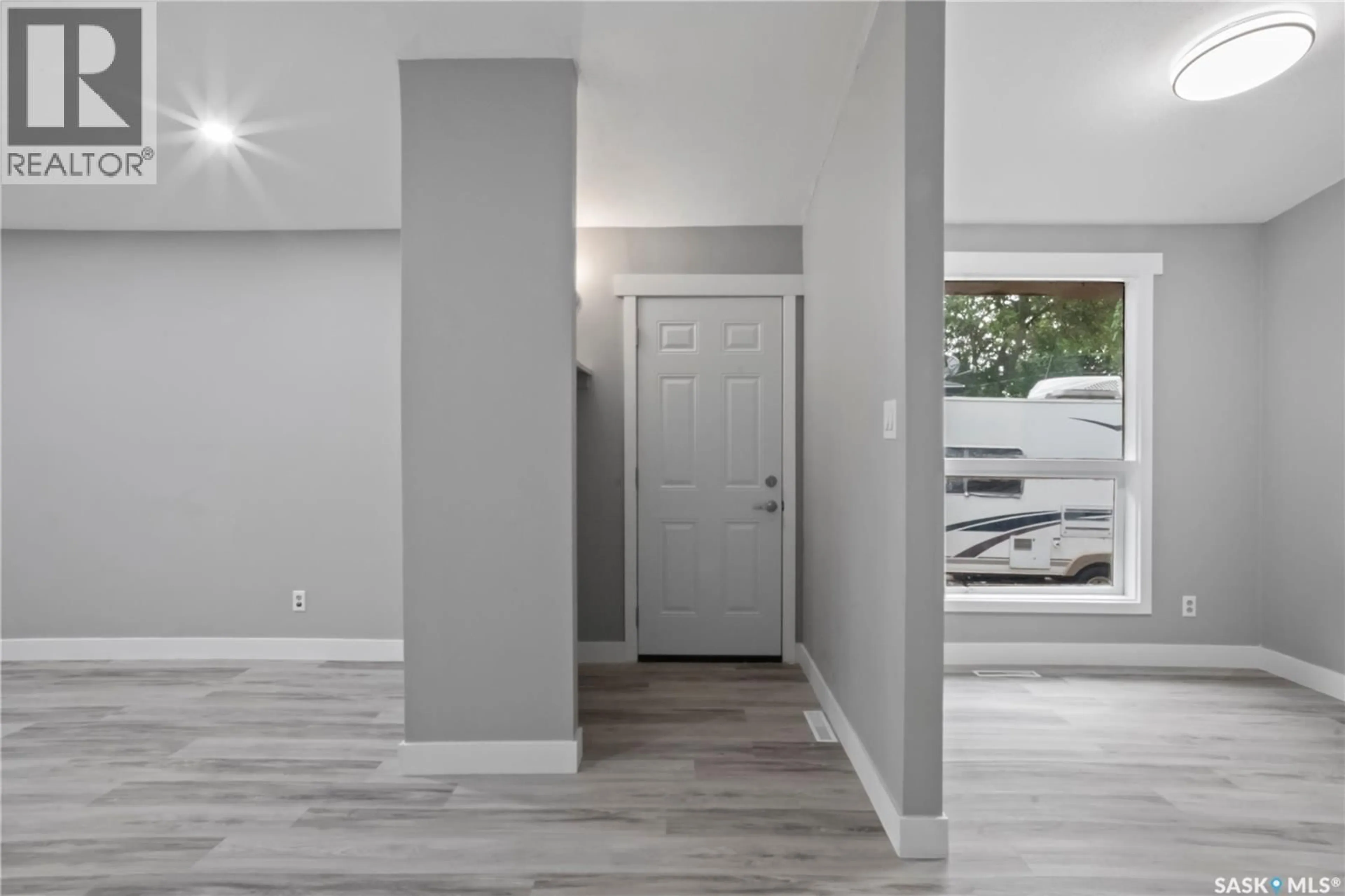 Indoor entryway for 2905 GRANT ROAD, Regina Saskatchewan S4S5G3