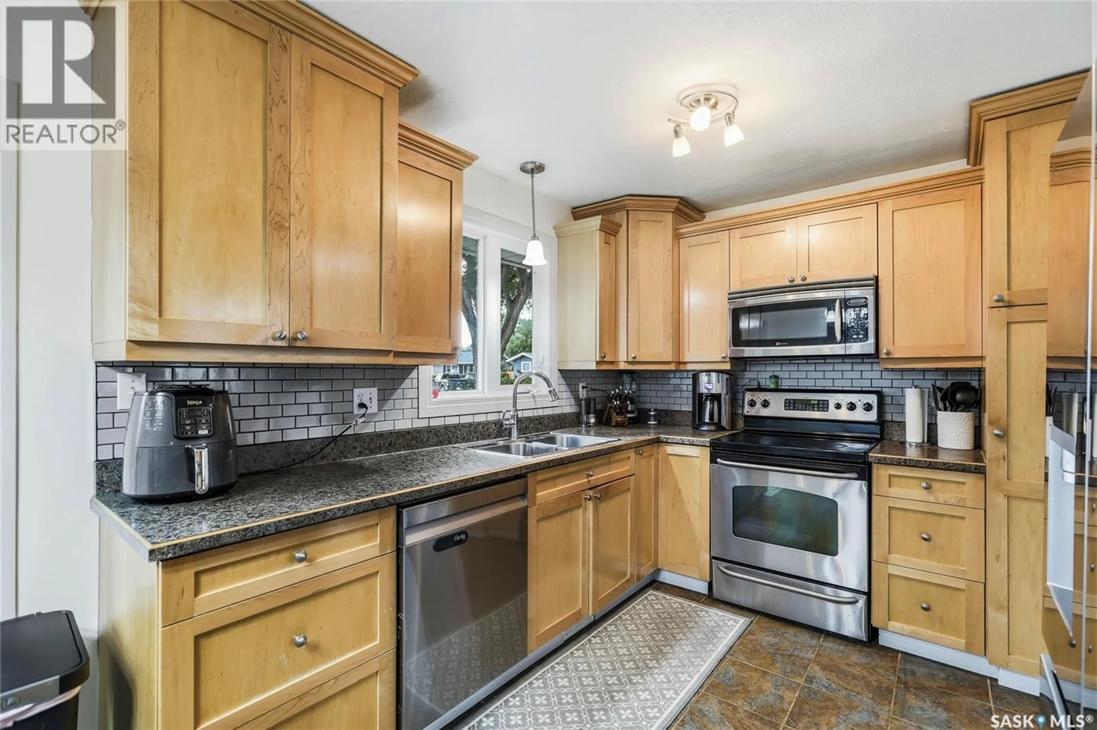 Standard kitchen, ceramic/tile floor for 251 SANGSTER BOULEVARD, Regina Saskatchewan S4R7H2