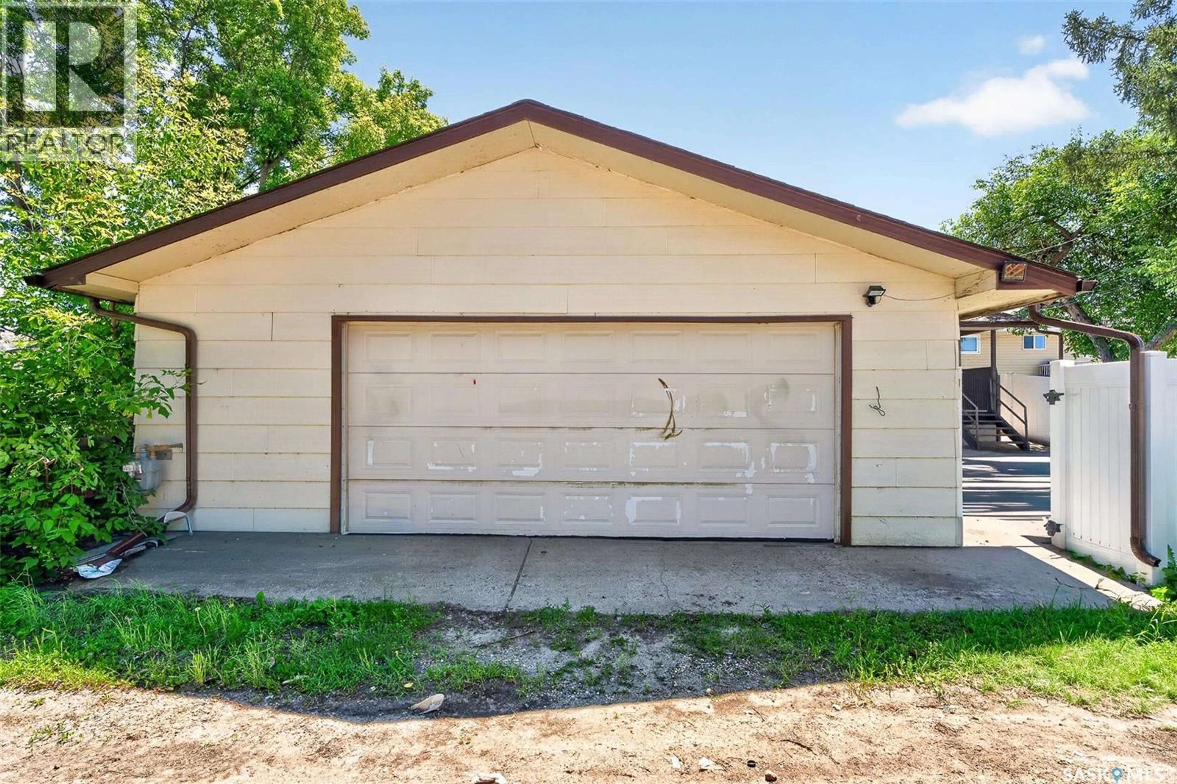 Indoor garage for 1154 WARNER STREET, Moose Jaw Saskatchewan S6H6L2