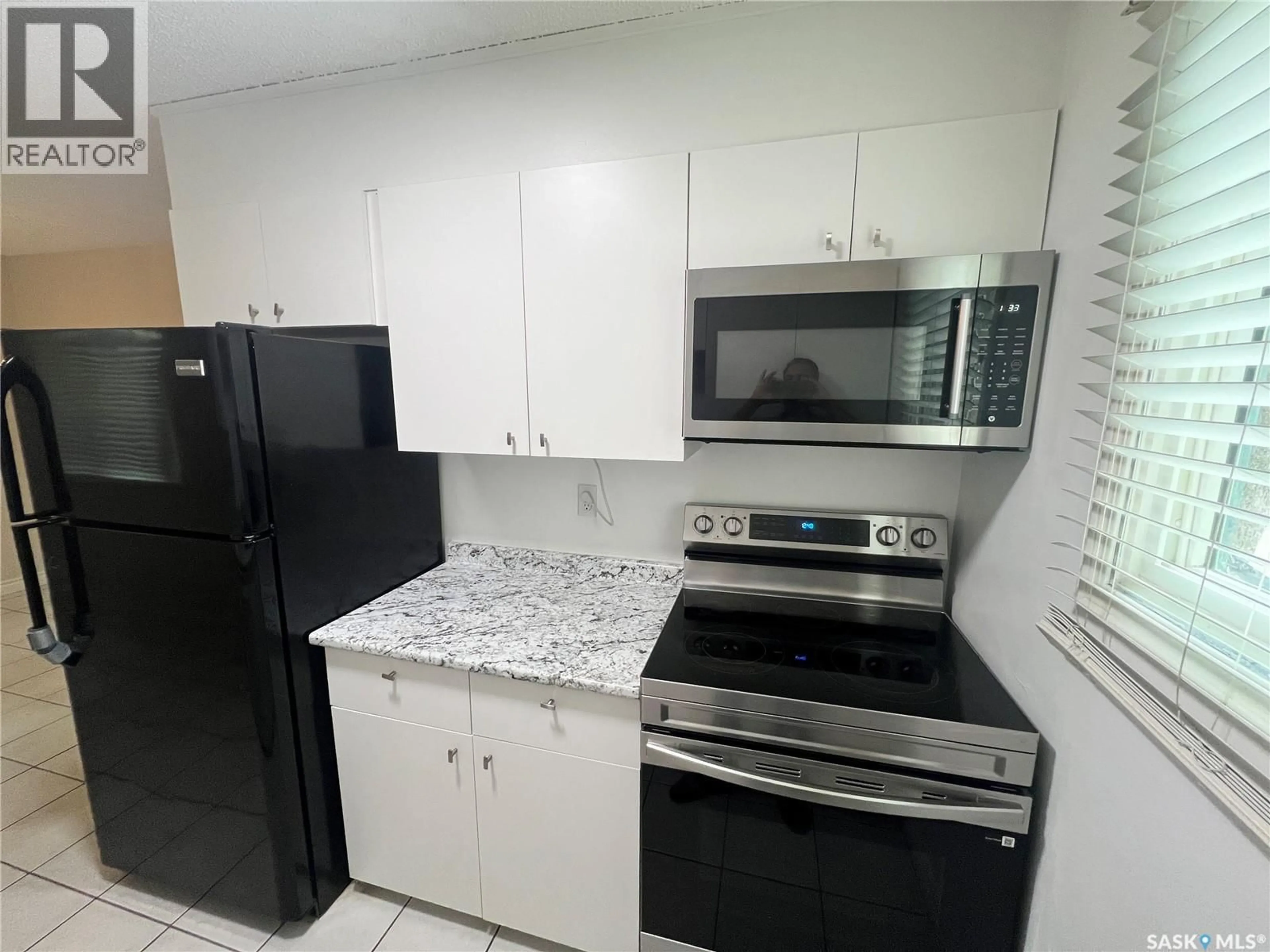 Standard kitchen, ceramic/tile floor for 34 KILLARNEY WAY, Regina Saskatchewan S4S6X8