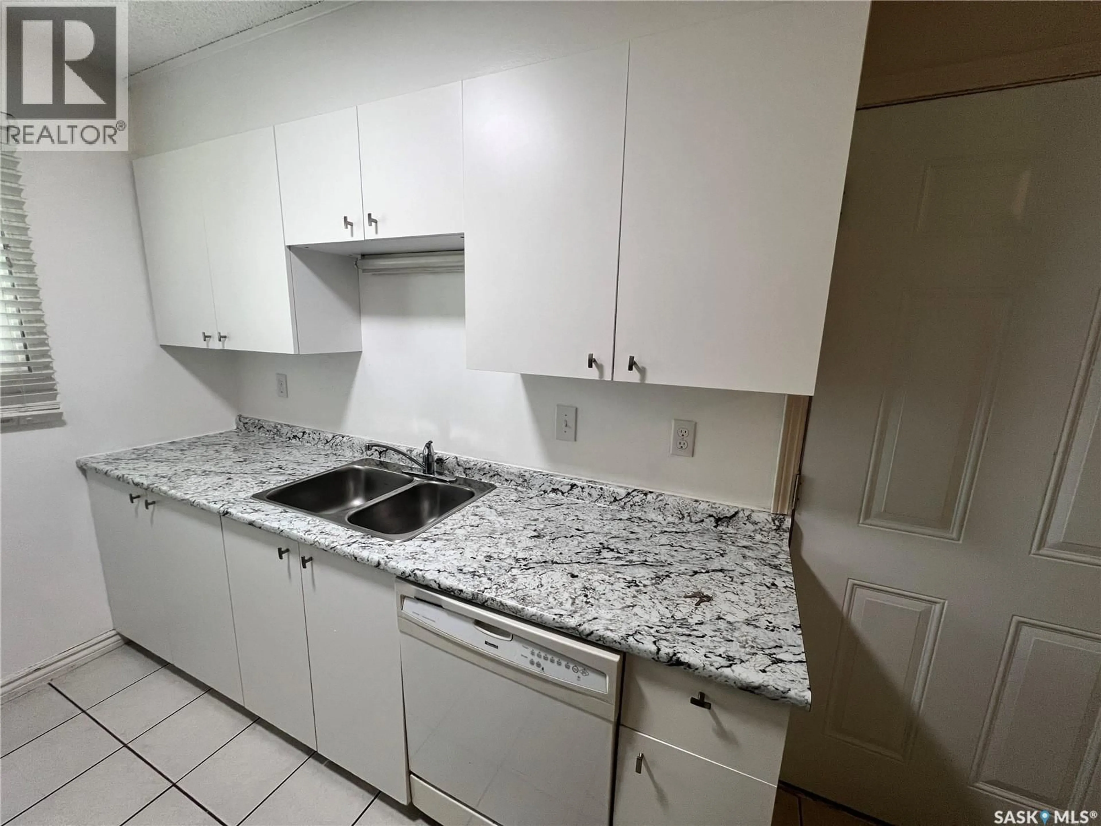 Standard kitchen, unknown for 34 KILLARNEY WAY, Regina Saskatchewan S4S6X8