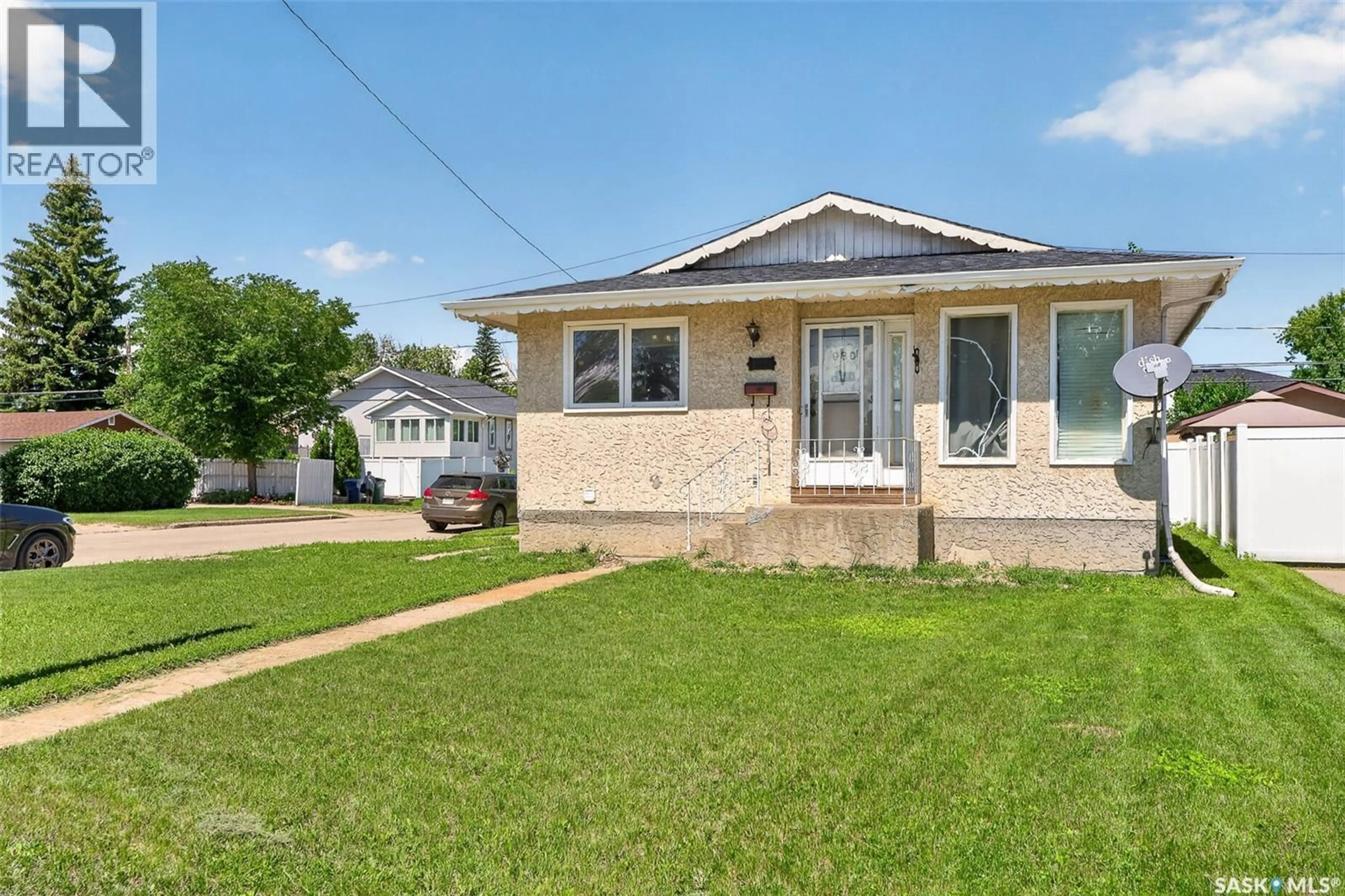 Home with vinyl exterior material, street for 980 BROWN STREET, Moose Jaw Saskatchewan S6H2Z2