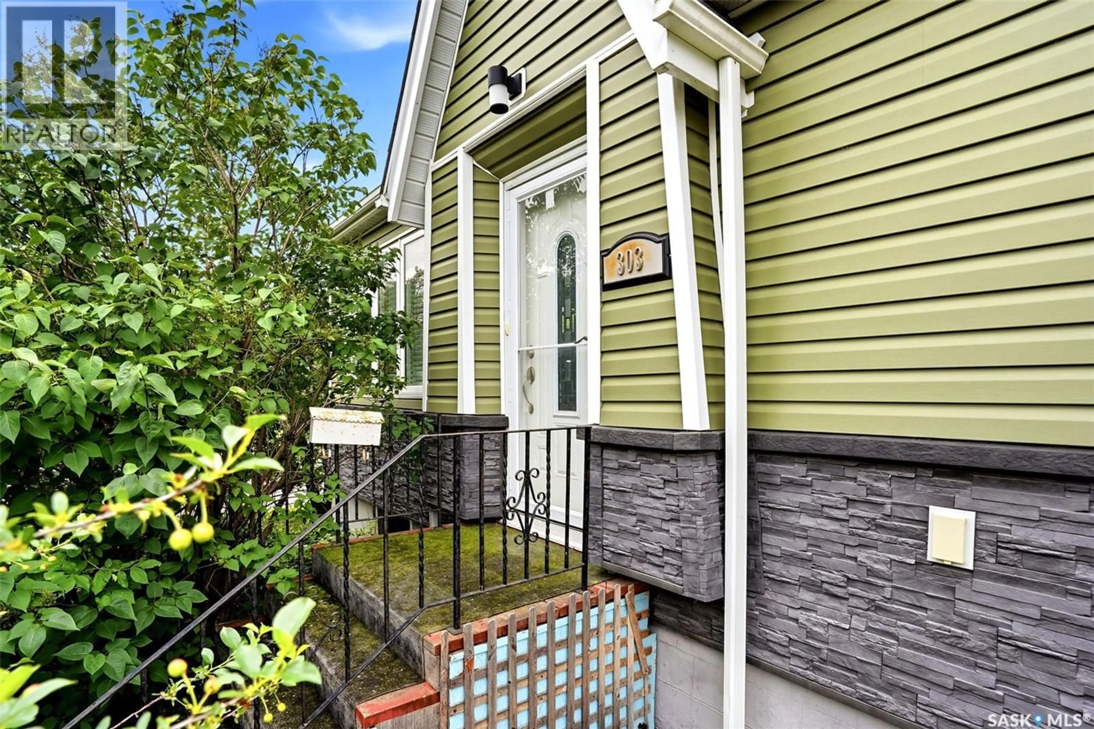 Home with vinyl exterior material, street for 303 COLLEGE AVENUE, Regina Saskatchewan S4N0W9
