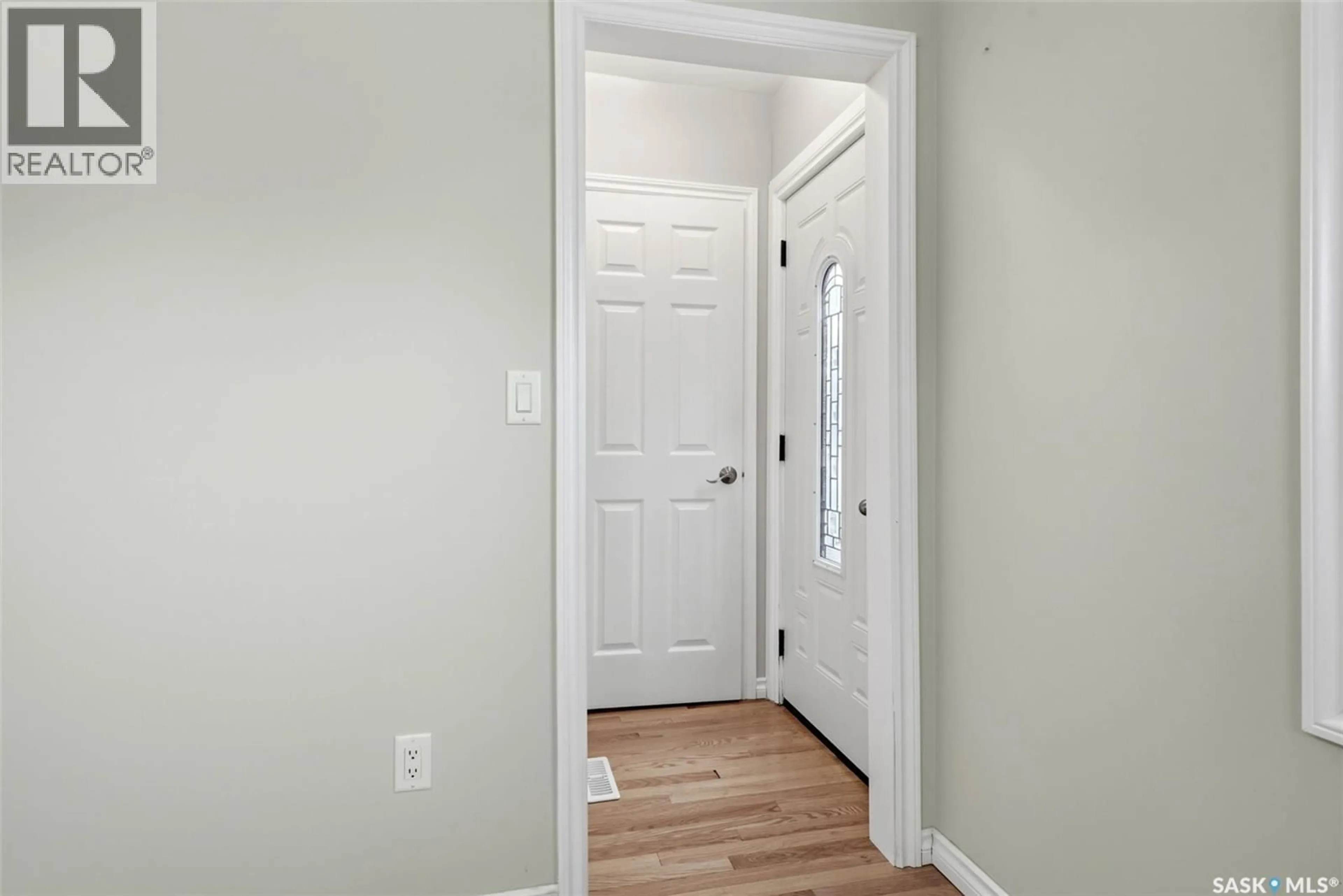 Indoor entryway for 303 COLLEGE AVENUE, Regina Saskatchewan S4N0W9