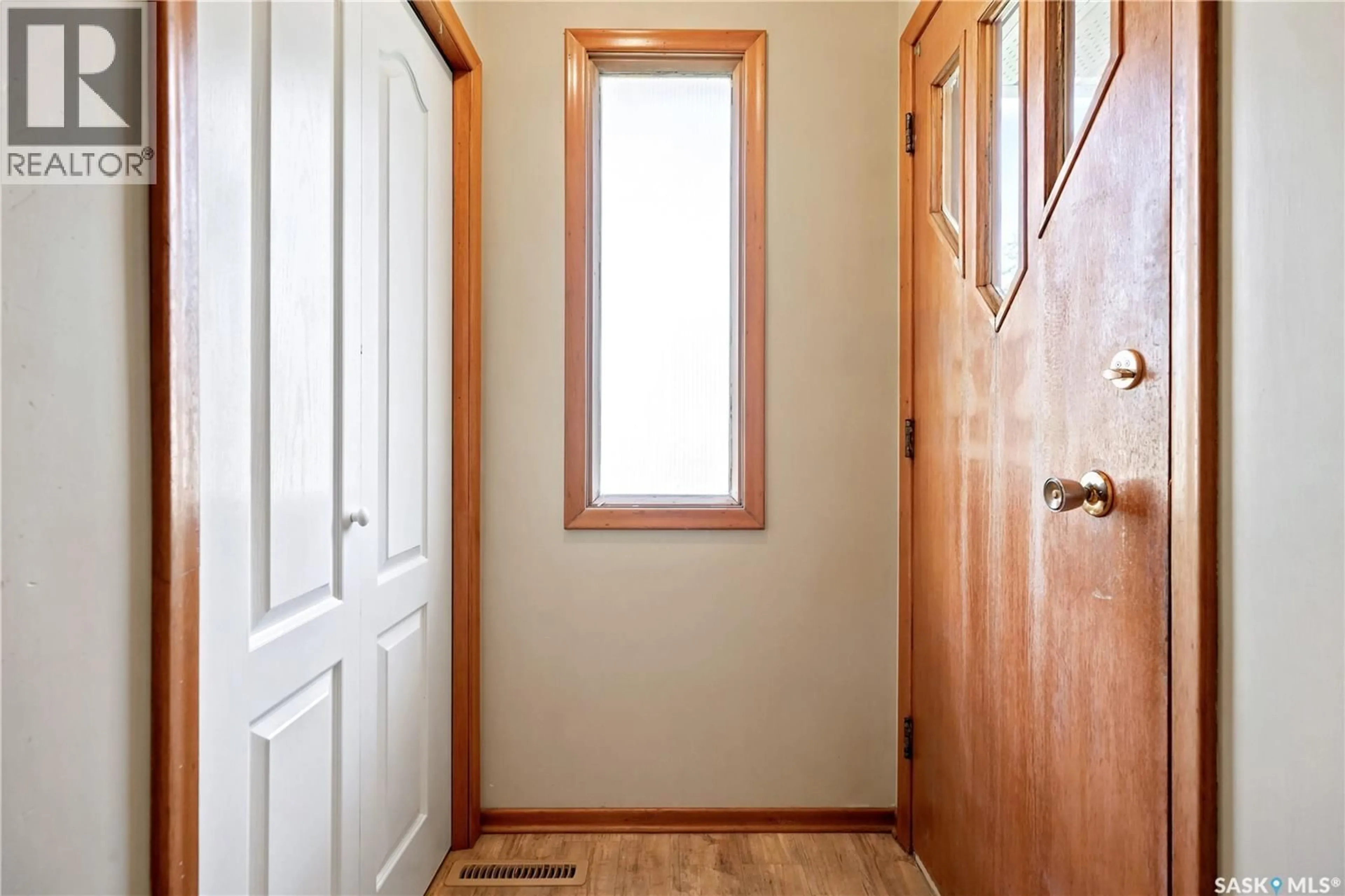 Indoor entryway for 2124 ELLIOTT STREET, Regina Saskatchewan S4N3H2