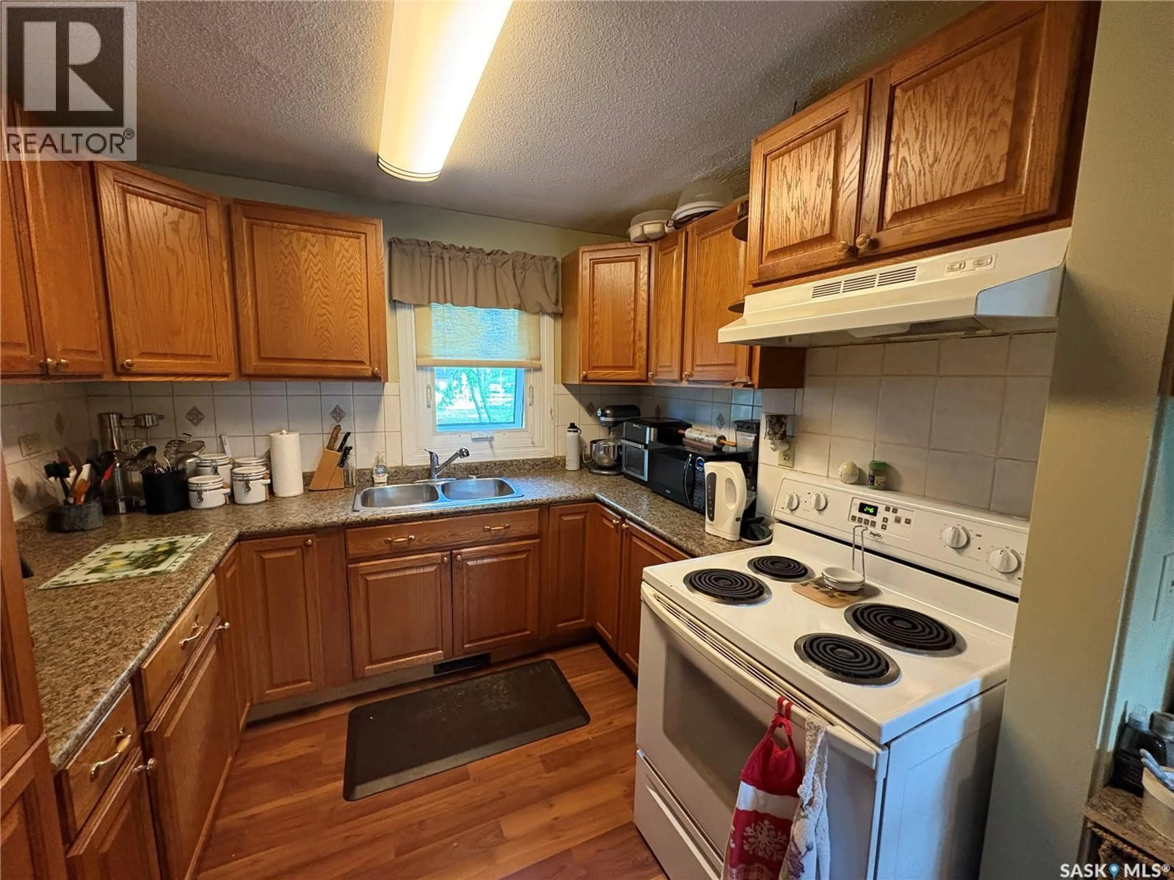 Standard kitchen, unknown for 418 16 HIGHWAY, Foam Lake Saskatchewan S0A1A0
