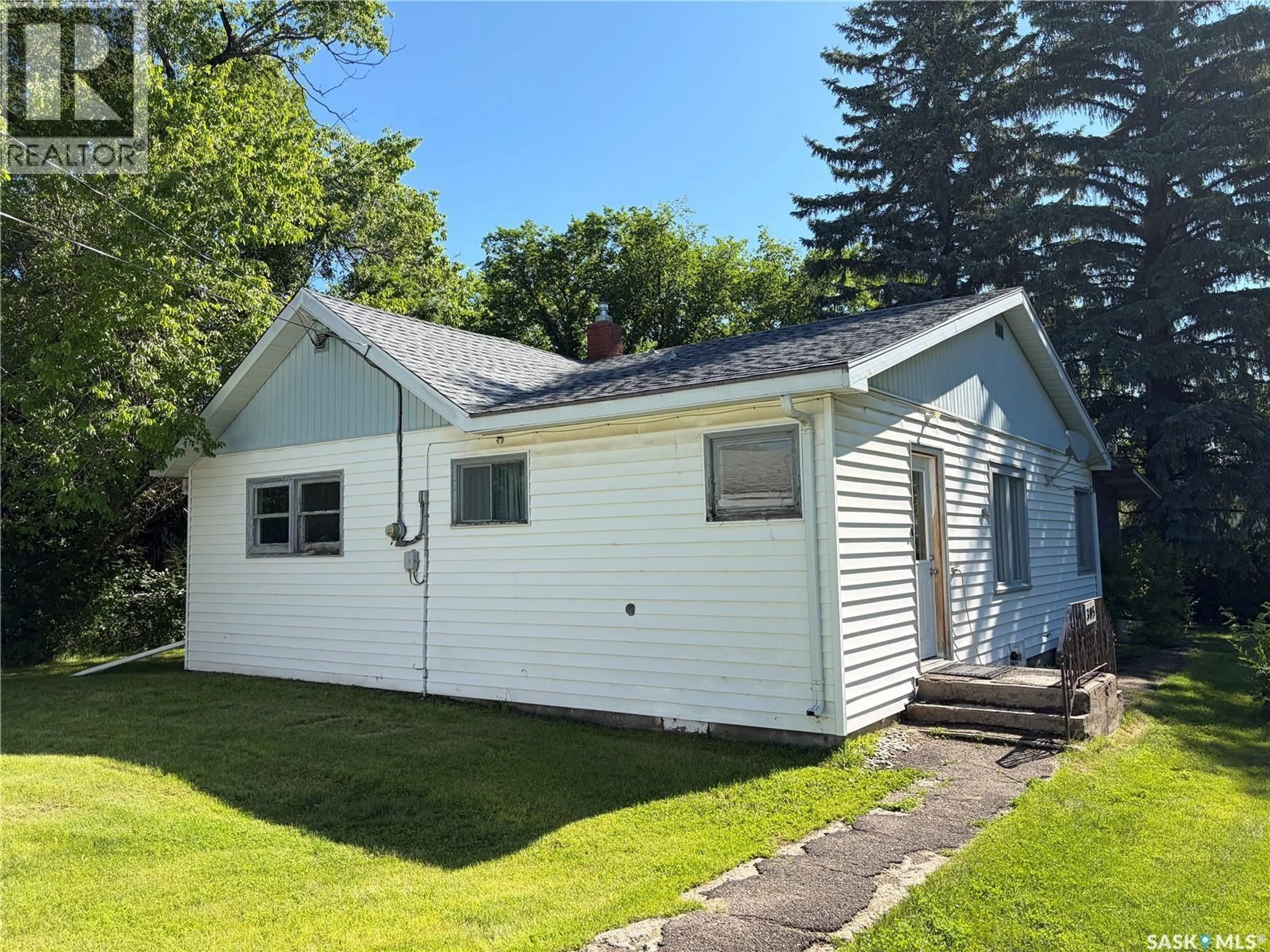 Home with vinyl exterior material, street for 305 1ST STREET, Wadena Saskatchewan S0A4J0
