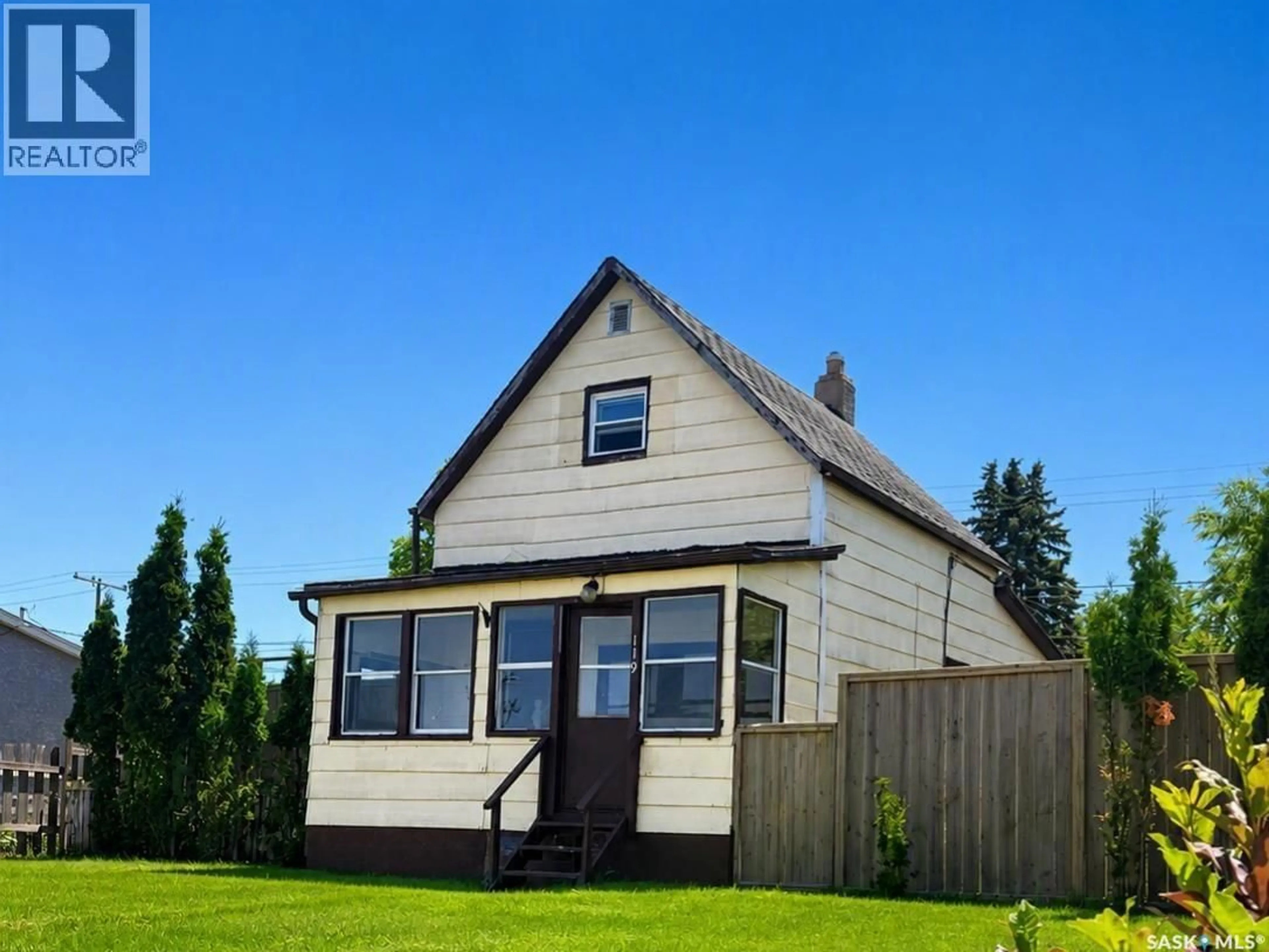 Home with vinyl exterior material, building for 119 HOME STREET, Moose Jaw Saskatchewan S6H4X3