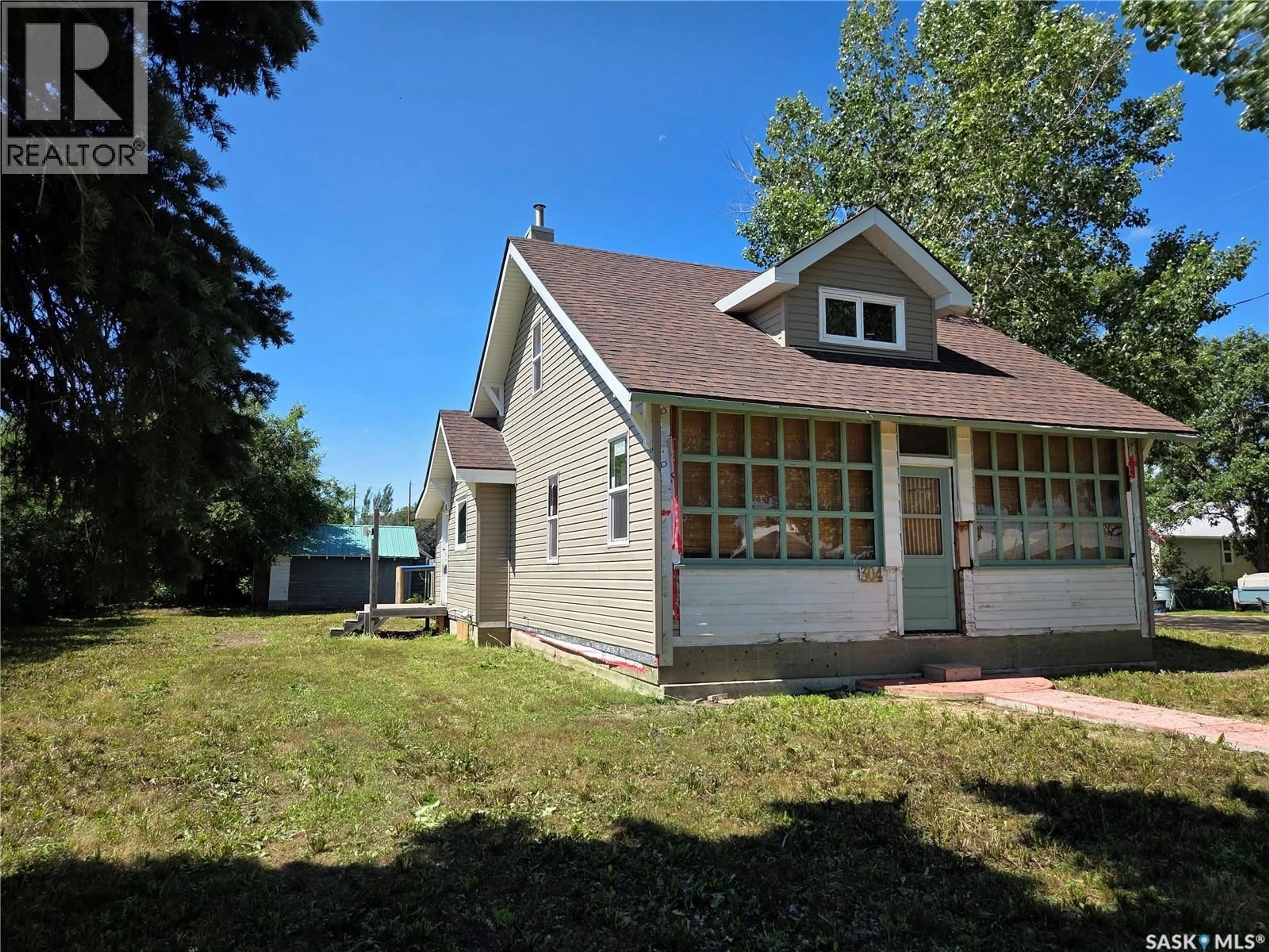 Home with vinyl exterior material, street for 304 1ST AVENUE, Craik Saskatchewan S0G0V0