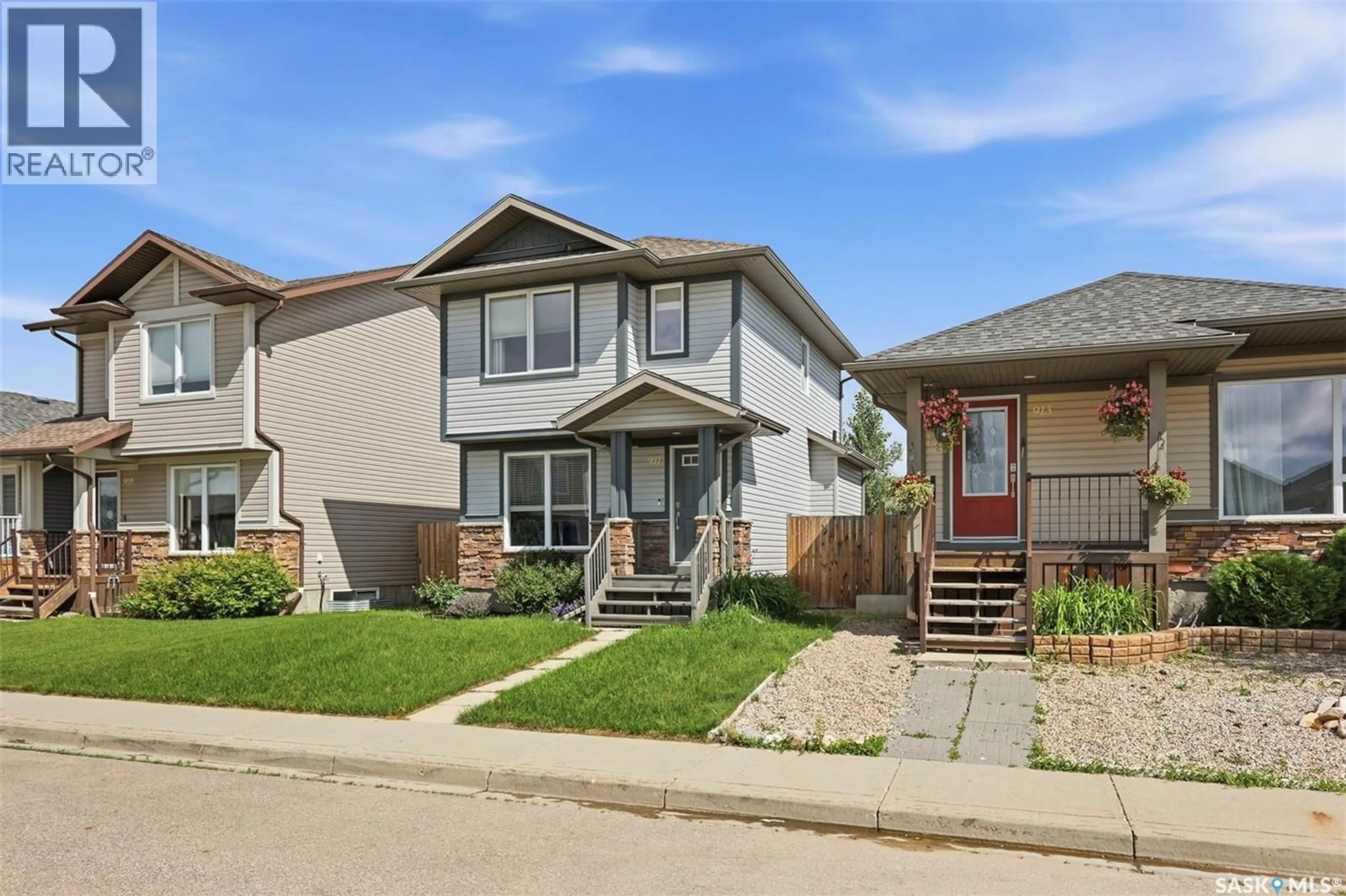 Home with vinyl exterior material, street for 911 GLENVIEW COVE, Martensville Saskatchewan S0K0A2