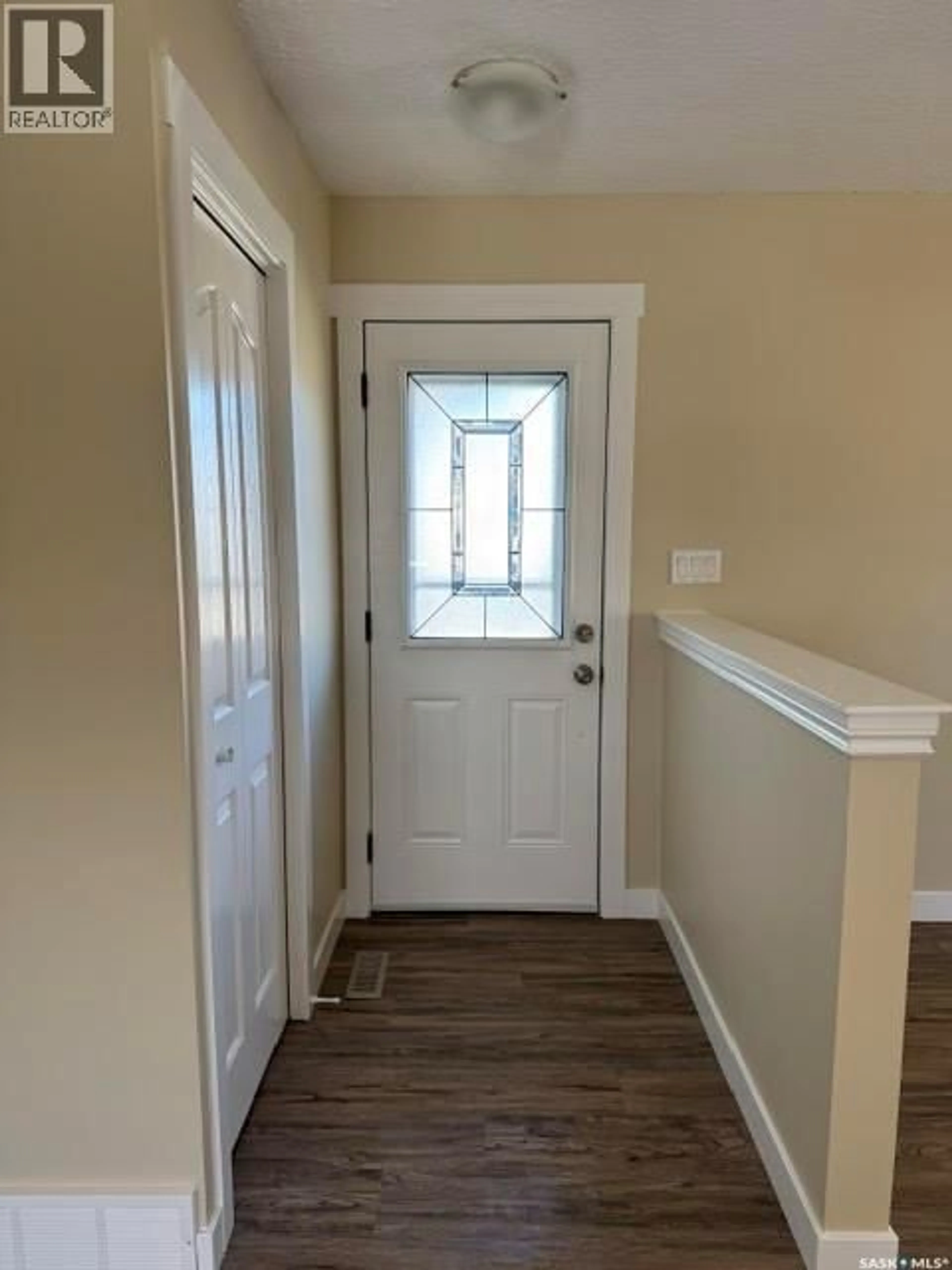Indoor entryway for 30 SHORE BAY, Regina Saskatchewan S4R7H6