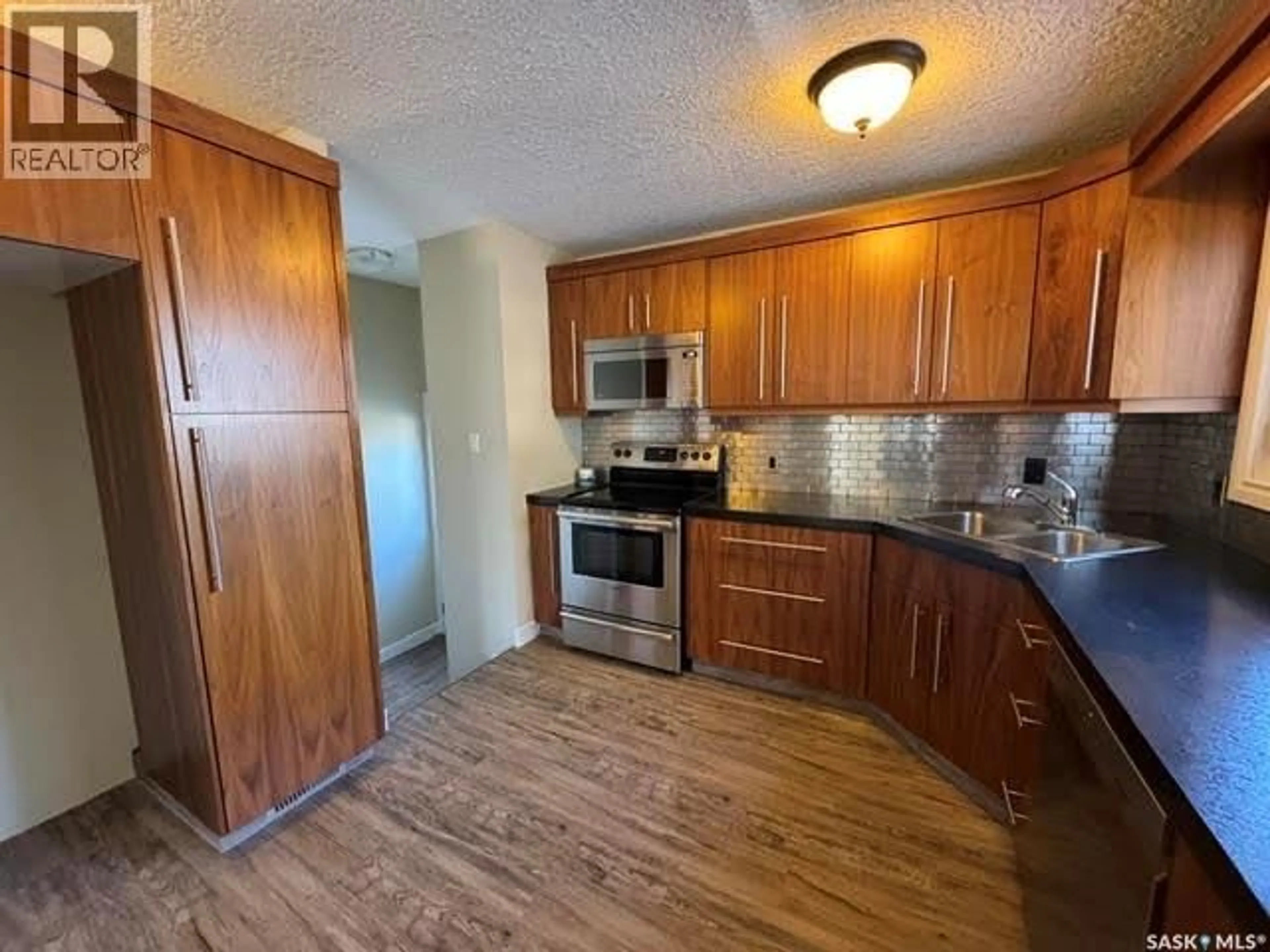 Standard kitchen, unknown for 30 SHORE BAY, Regina Saskatchewan S4R7H6