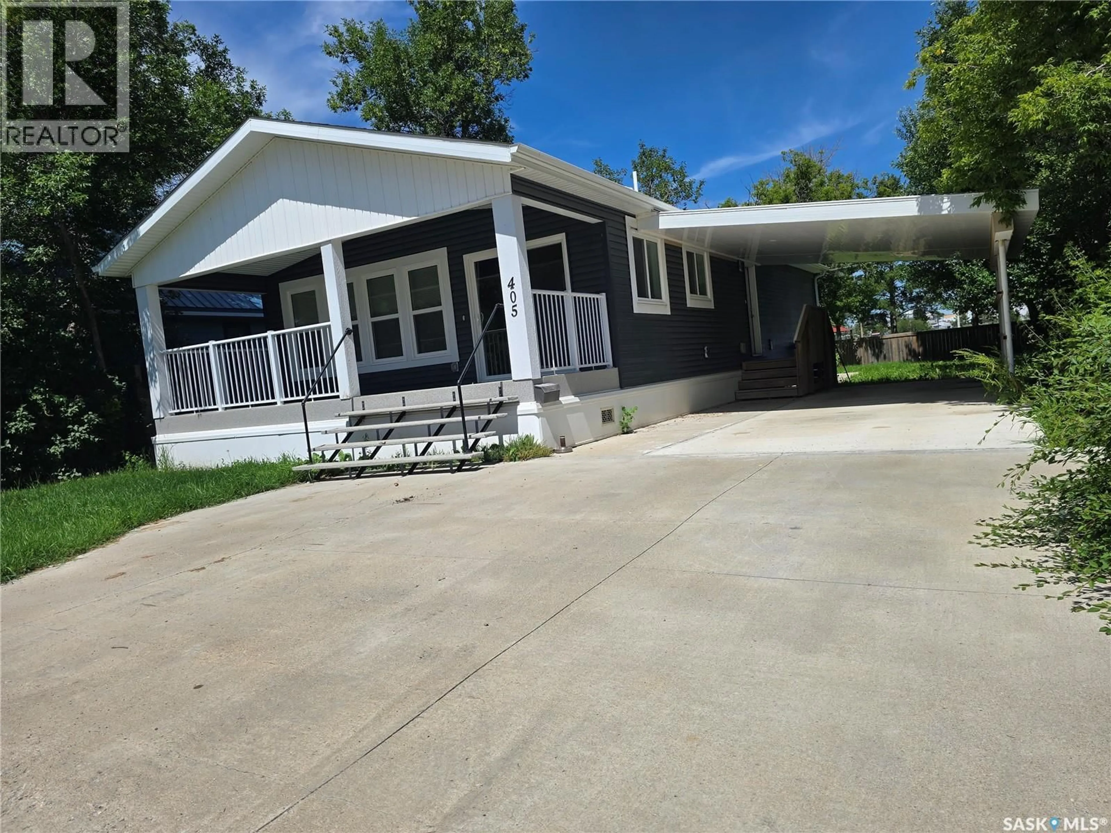 Home with vinyl exterior material, street for 405 2ND AVENUE, Weyburn Saskatchewan S4H1W9