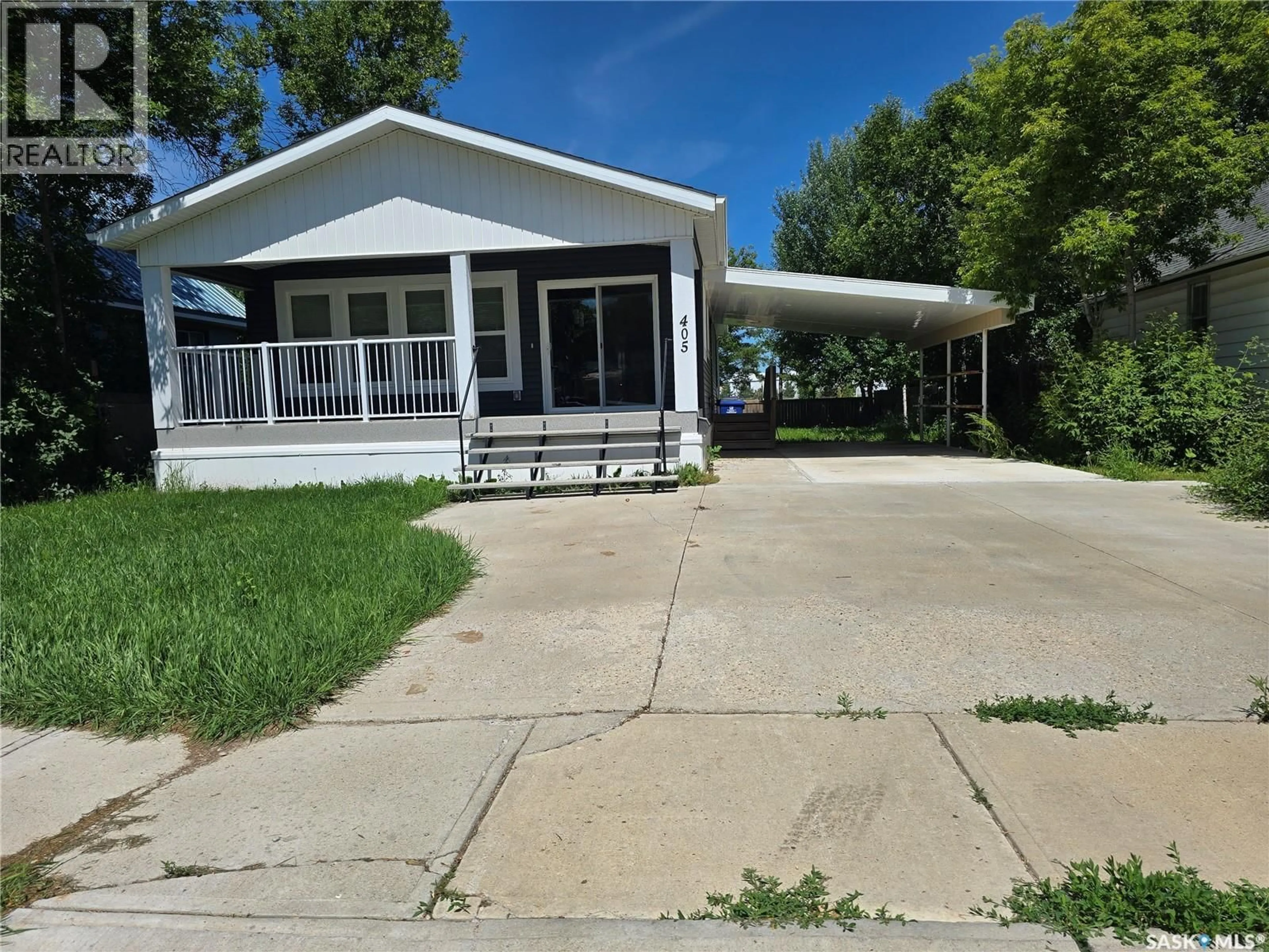 Home with vinyl exterior material, water/lake/river/ocean view for 405 2ND AVENUE, Weyburn Saskatchewan S4H1W9