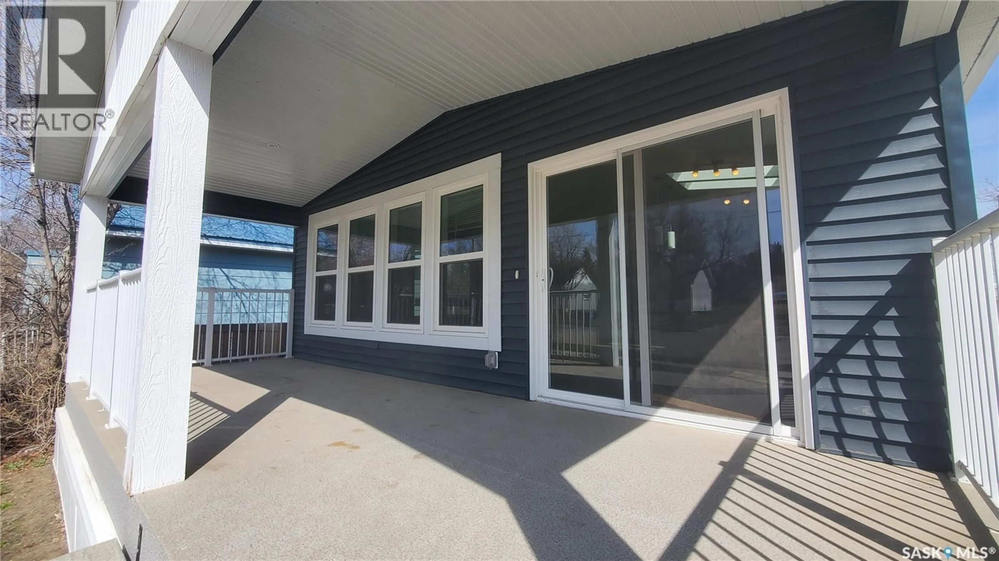 Indoor foyer for 405 2ND AVENUE, Weyburn Saskatchewan S4H1W9