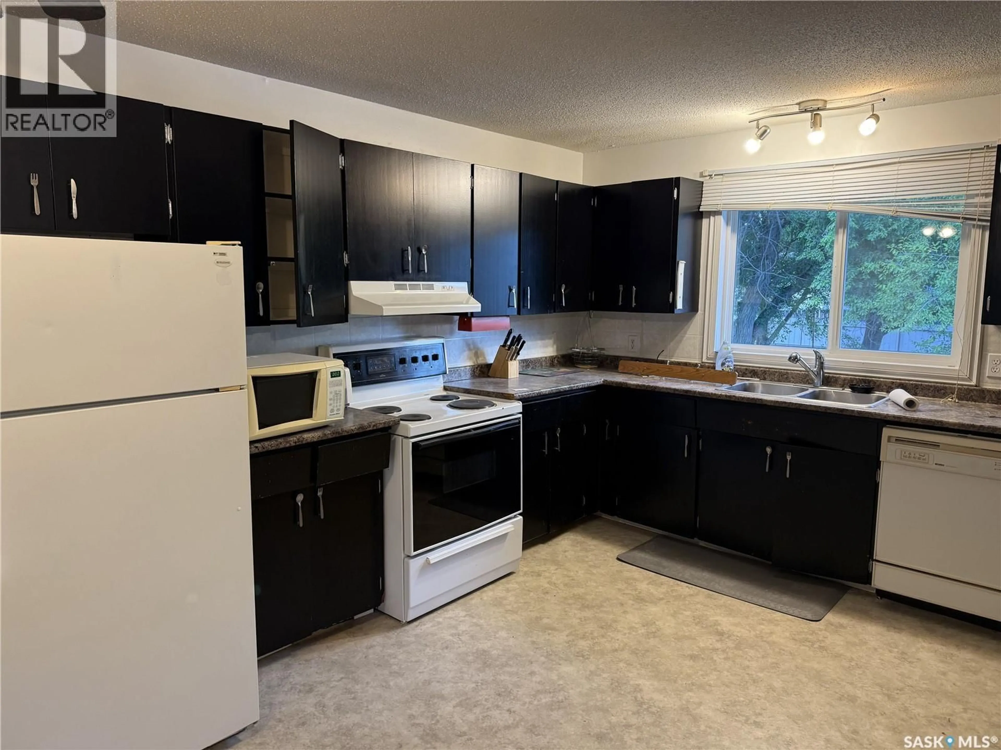 Standard kitchen, unknown for 537 4TH STREET, Shaunavon Saskatchewan S0N2M0