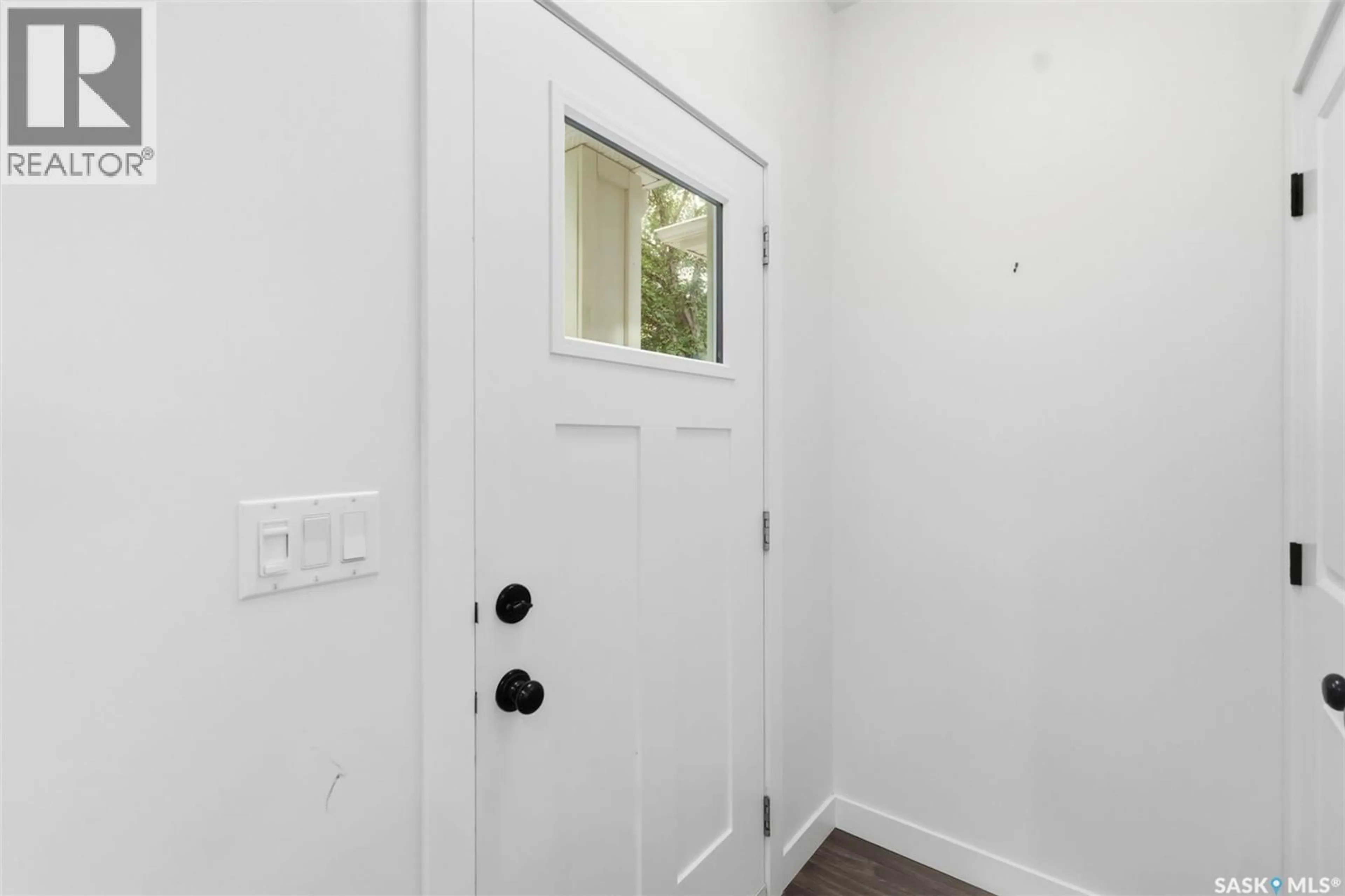 Indoor entryway for S - 1402 WIGGINS AVENUE, Saskatoon Saskatchewan S7H2J6