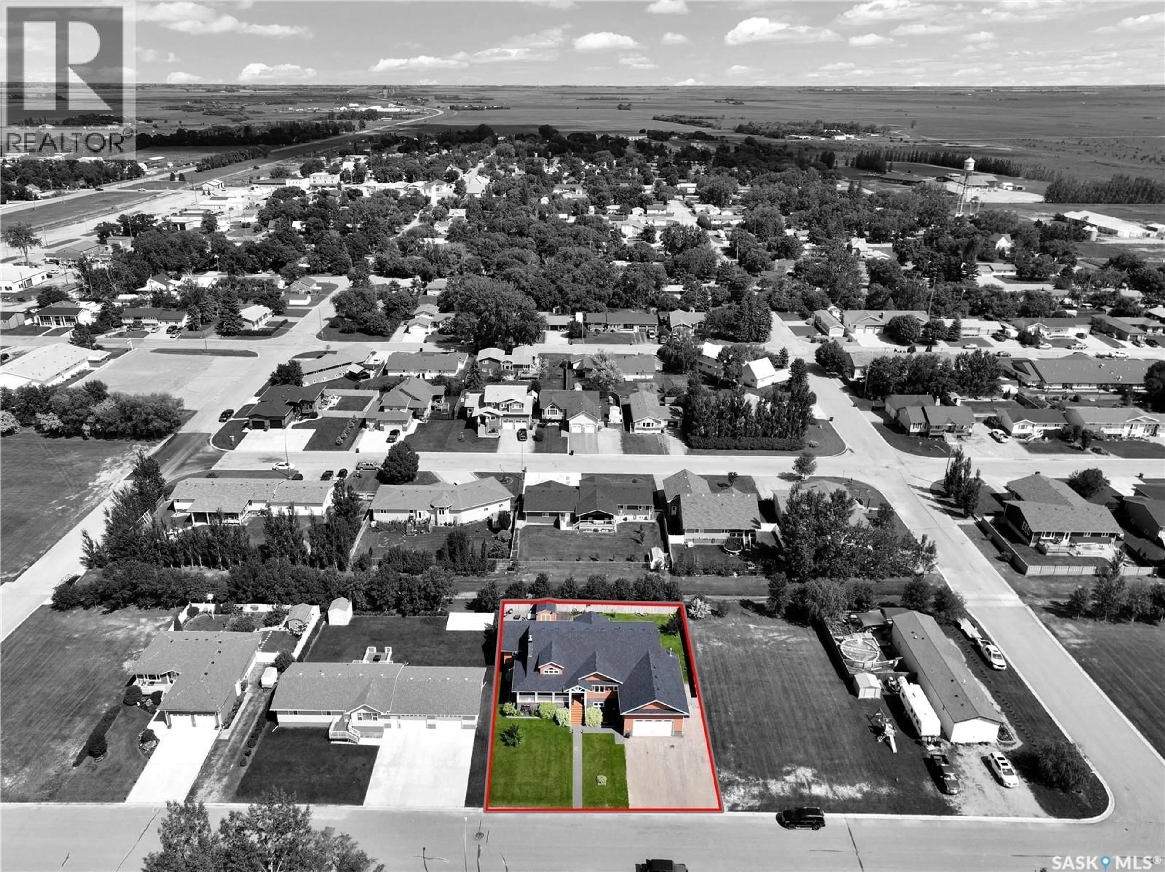 A pic from outside/outdoor area/front of a property/back of a property/a pic from drone, street for 207 6TH STREET, Carnduff Saskatchewan S0C0S0