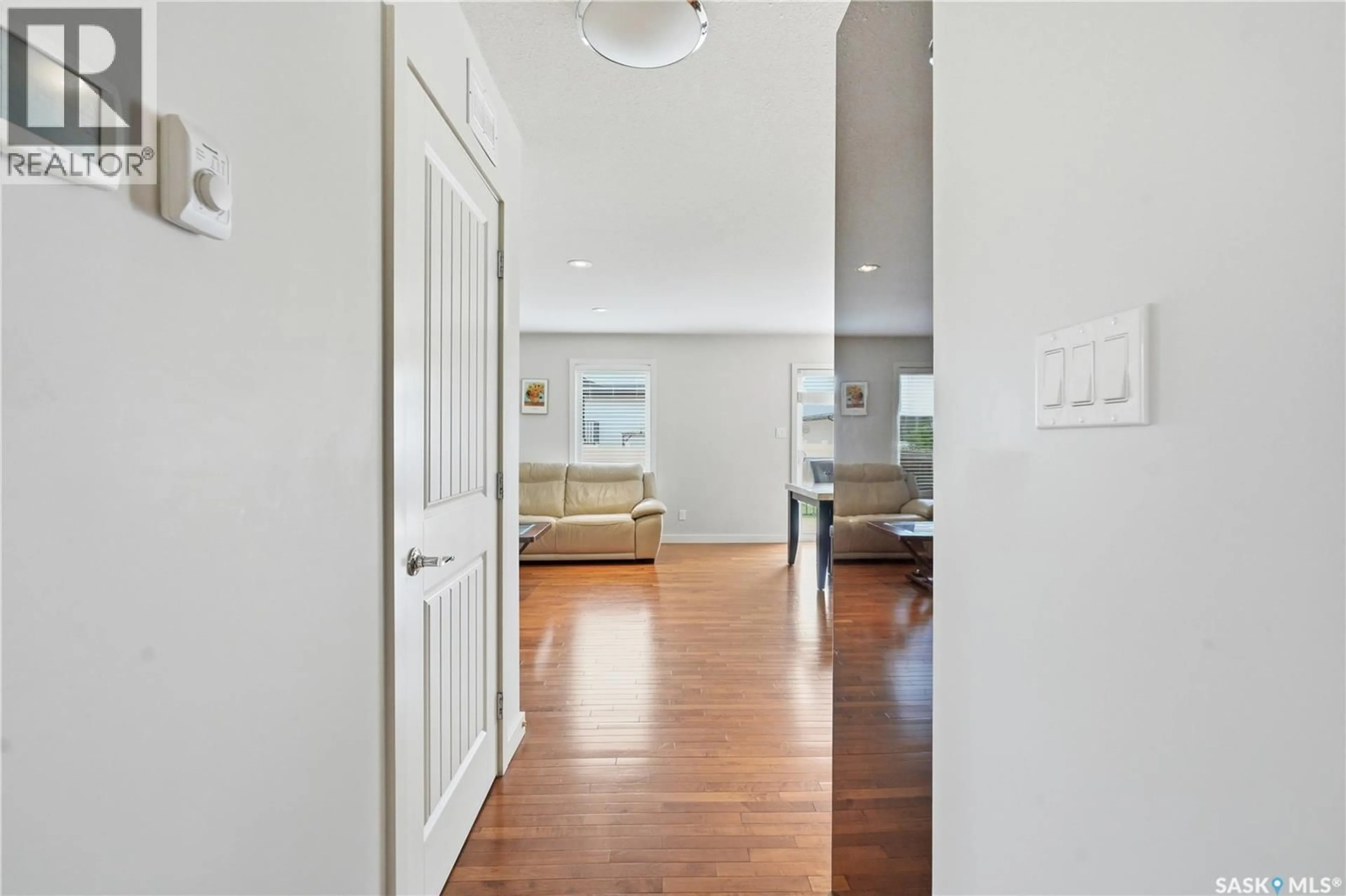 Indoor foyer for 318 CHUBB COVE, Saskatoon Saskatchewan S7T0E6