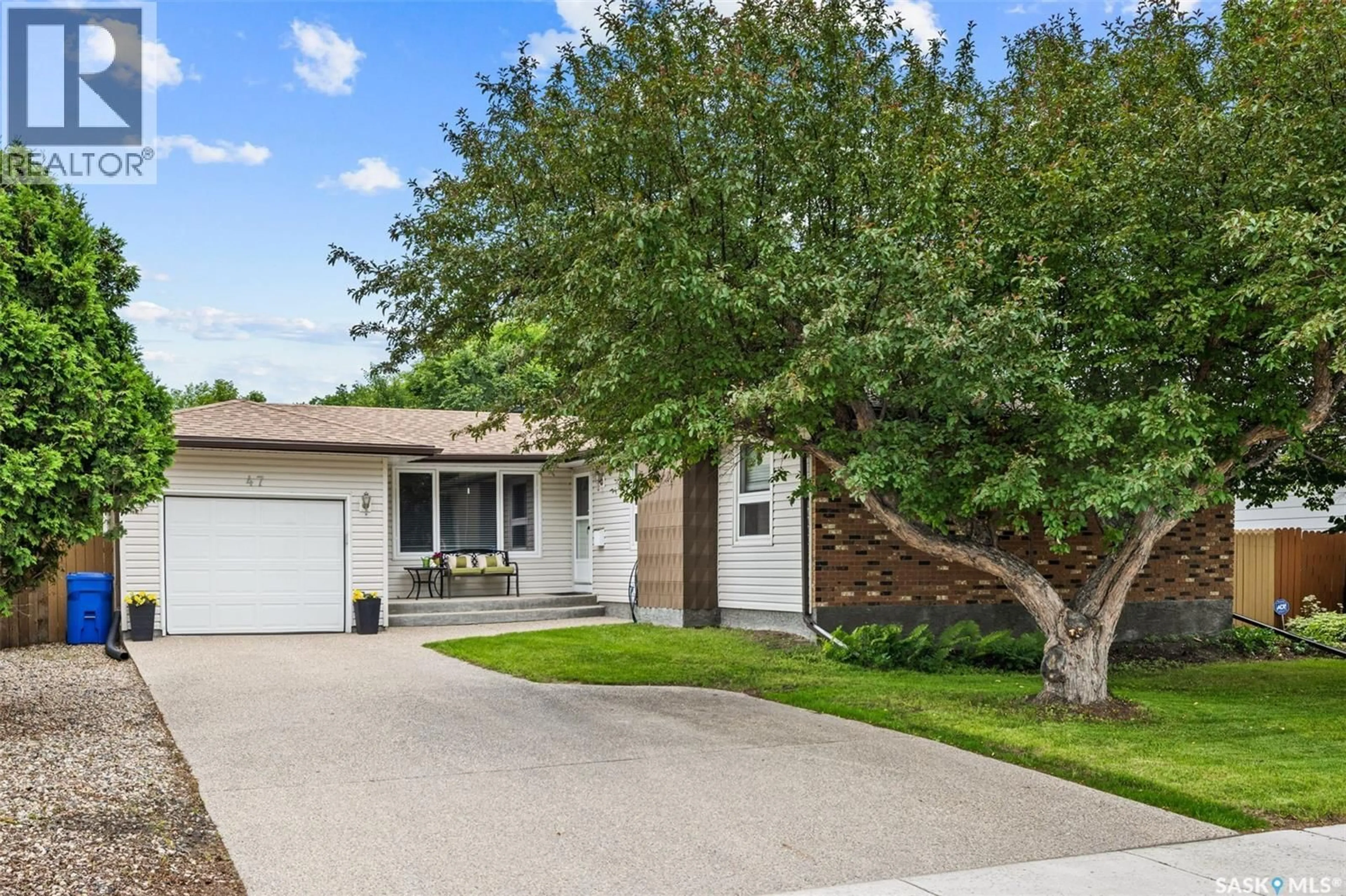 Home with vinyl exterior material, street for 47 GREEN MEADOW ROAD, Regina Saskatchewan S4V0A6