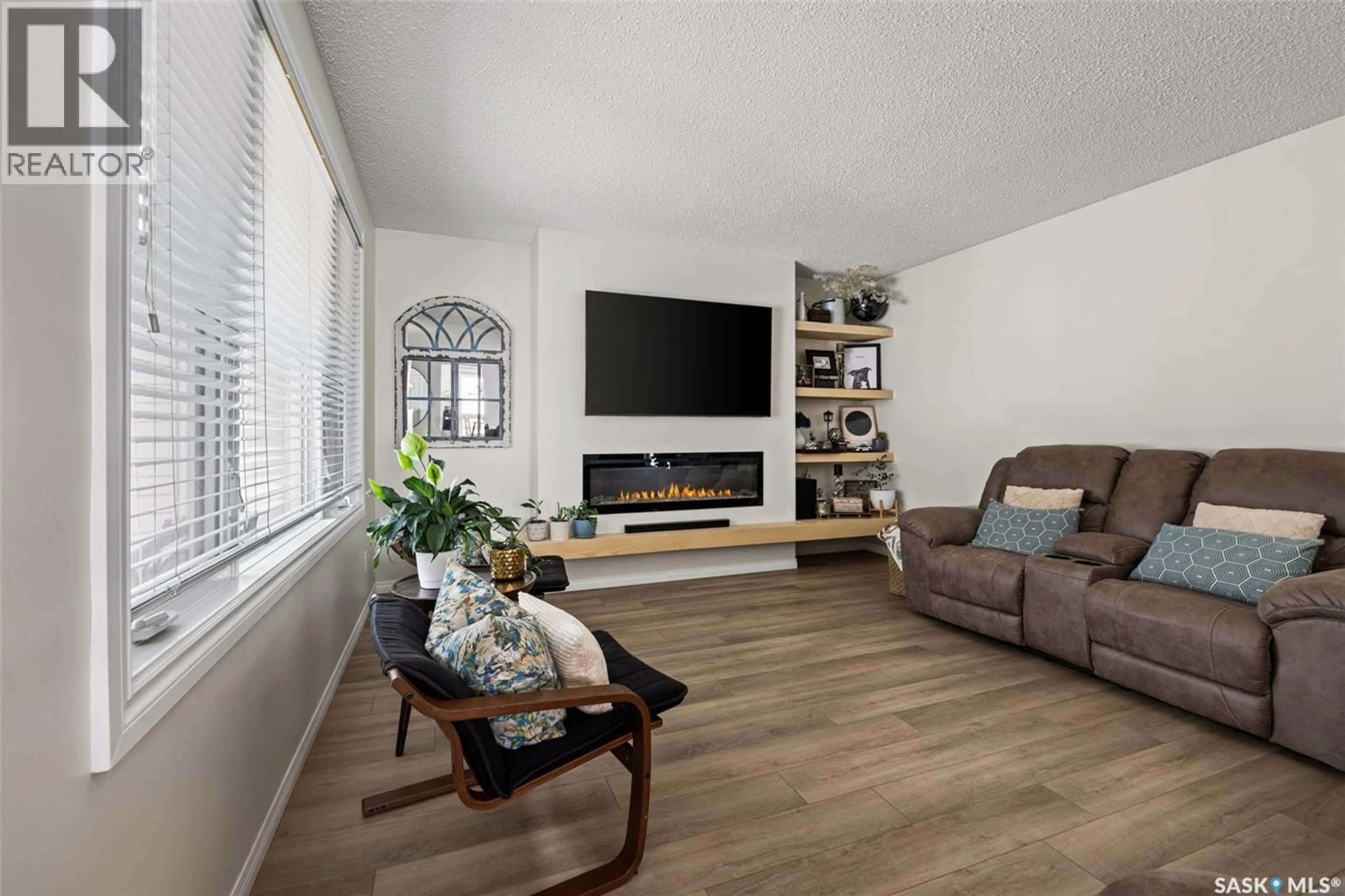 Living room with furniture, wood/laminate floor for 47 GREEN MEADOW ROAD, Regina Saskatchewan S4V0A6