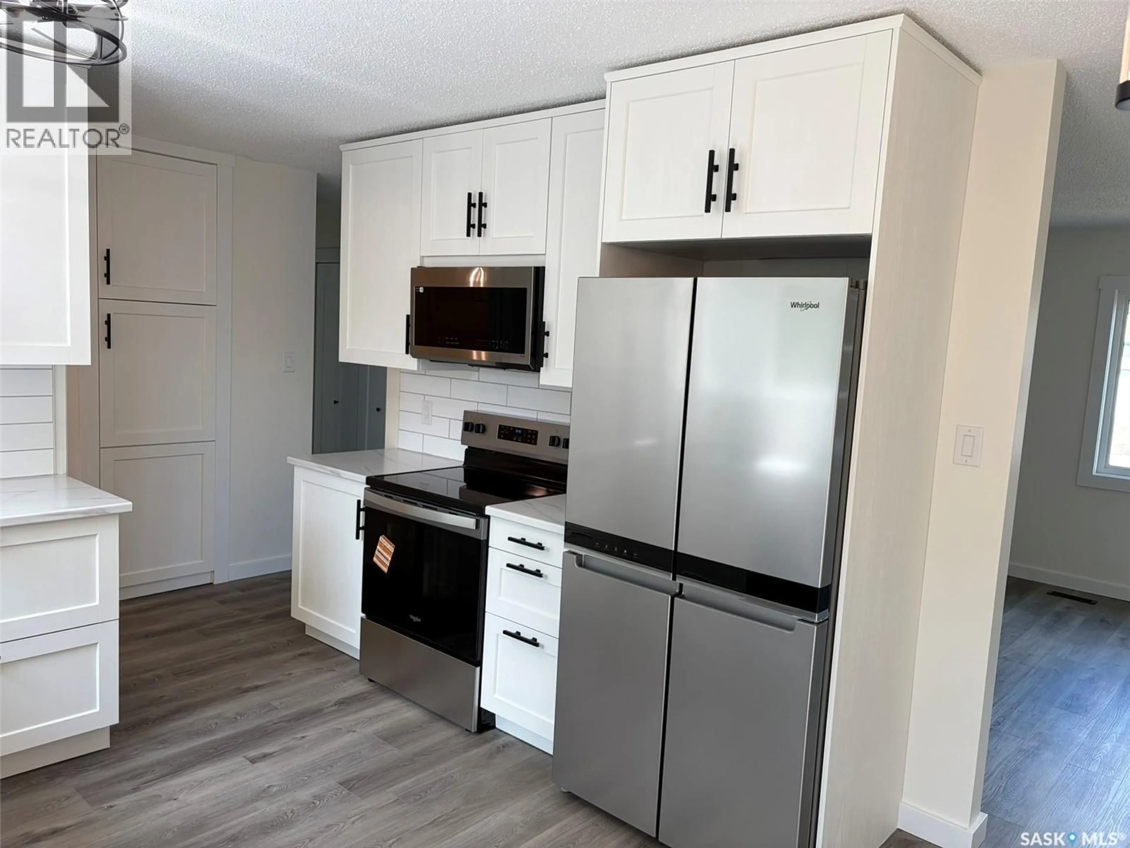 Standard kitchen, wood/laminate floor for 565 32ND STREET, Prince Albert Saskatchewan S6V6B7