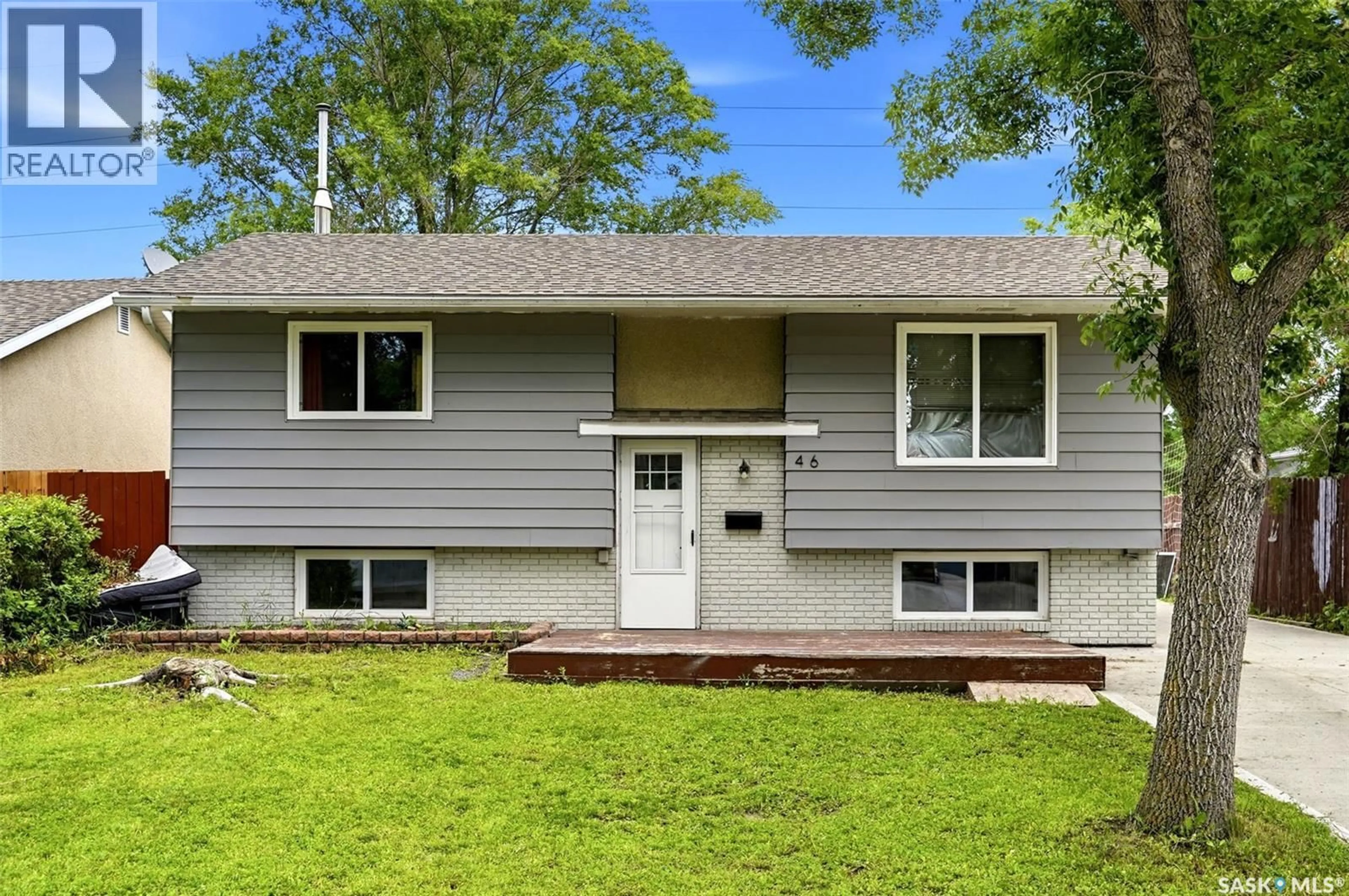 Home with vinyl exterior material, street for 46 MOSSING BAY, Regina Saskatchewan S4N4H4