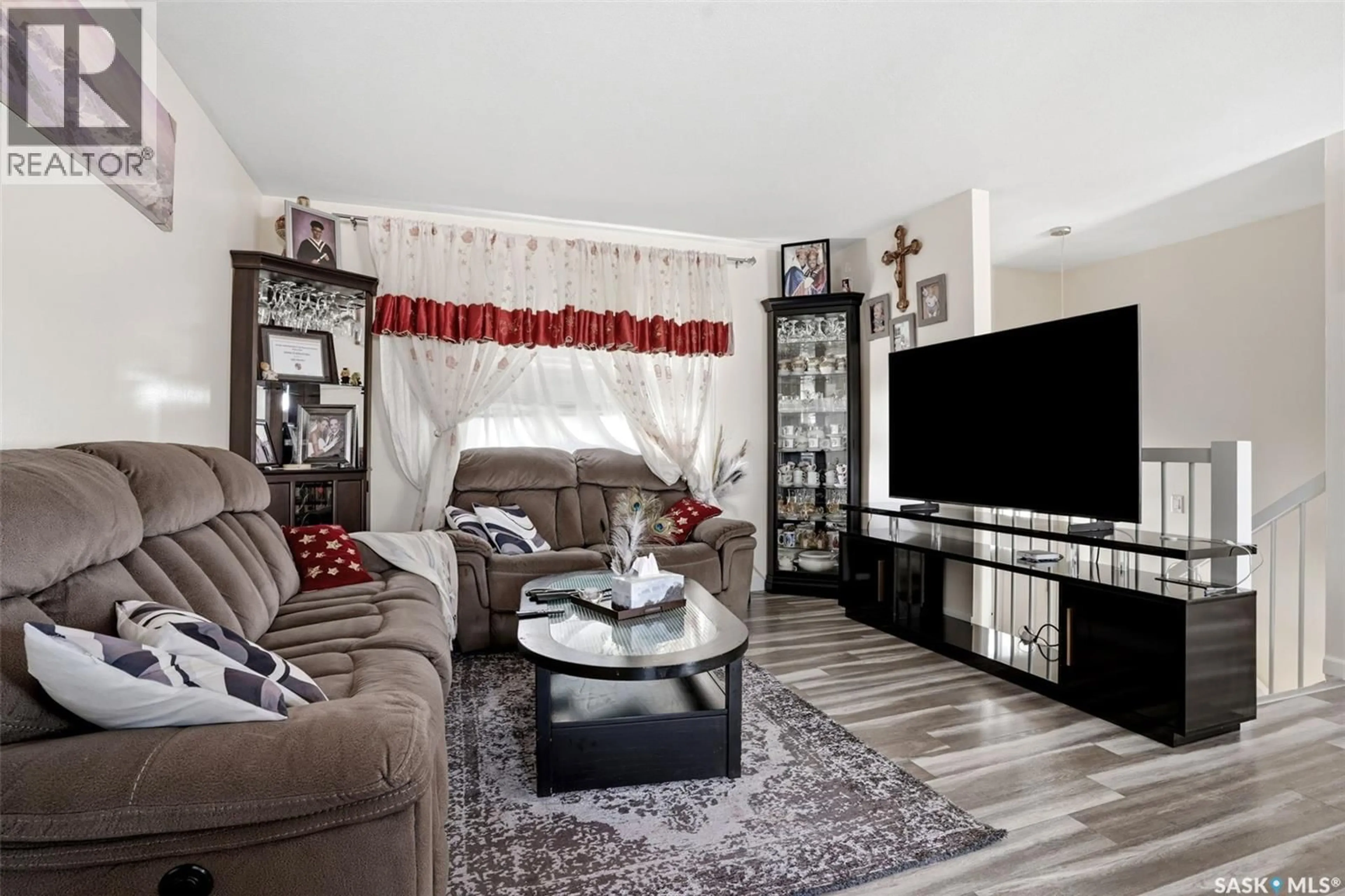 Living room with furniture, unknown for 46 MOSSING BAY, Regina Saskatchewan S4N4H4