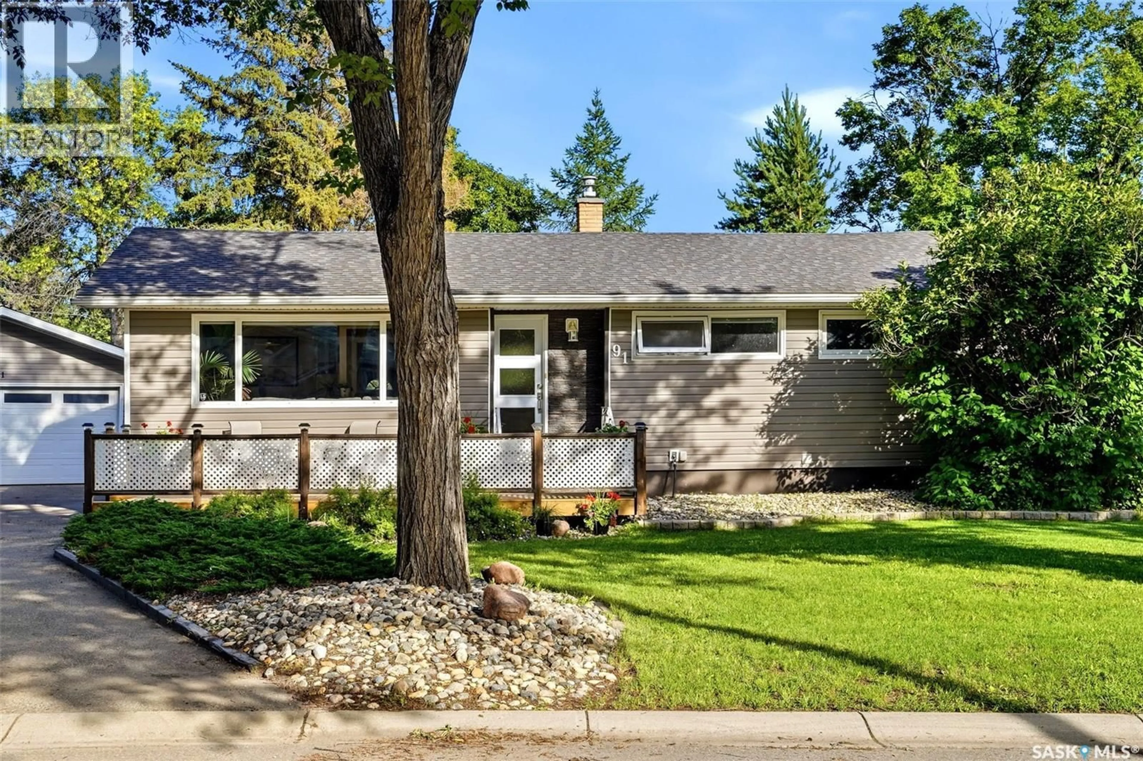 Home with vinyl exterior material, street for 91 CARDINAL CRESCENT, Regina Saskatchewan S4S3H8