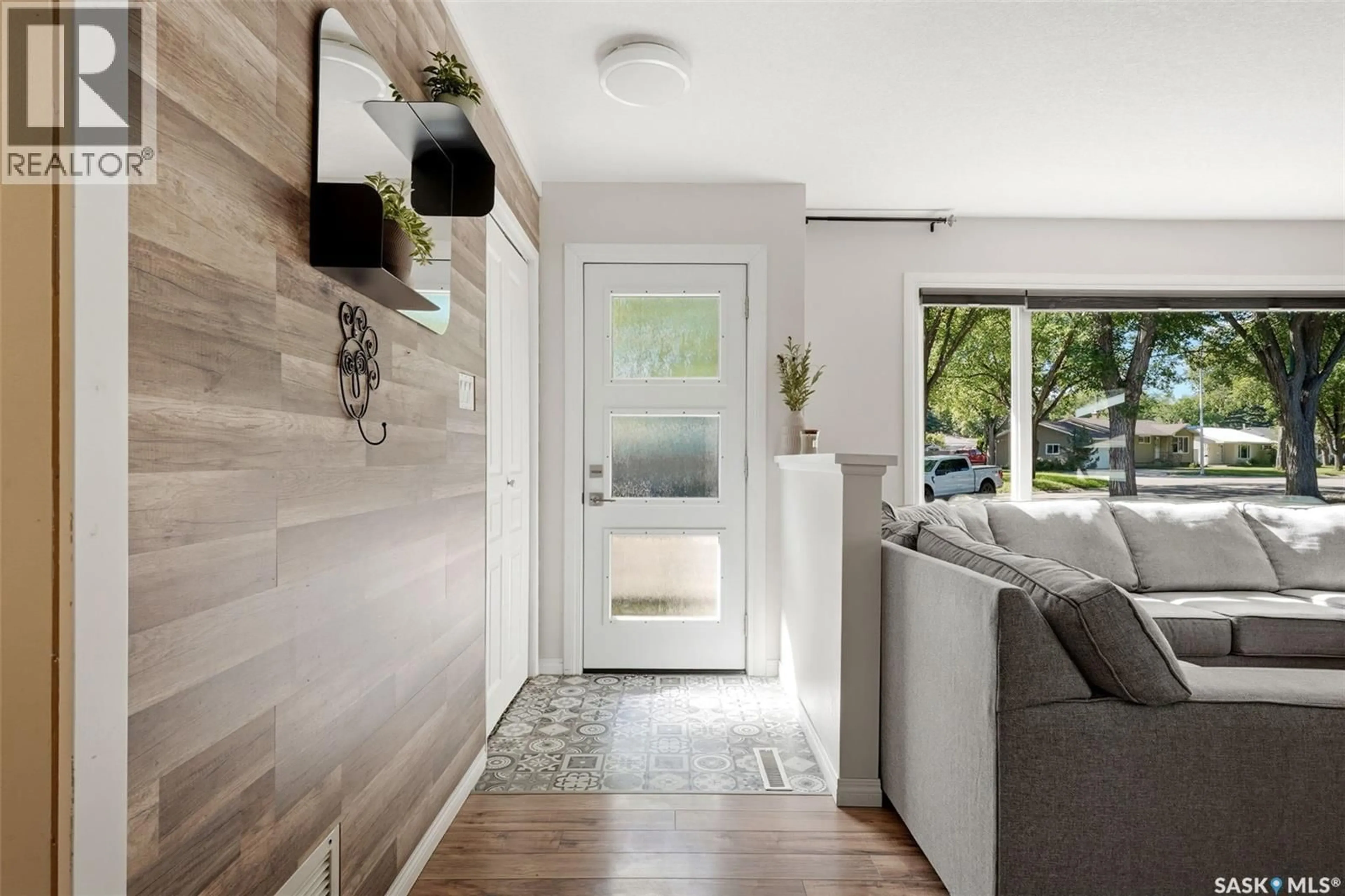 Indoor entryway for 91 CARDINAL CRESCENT, Regina Saskatchewan S4S3H8