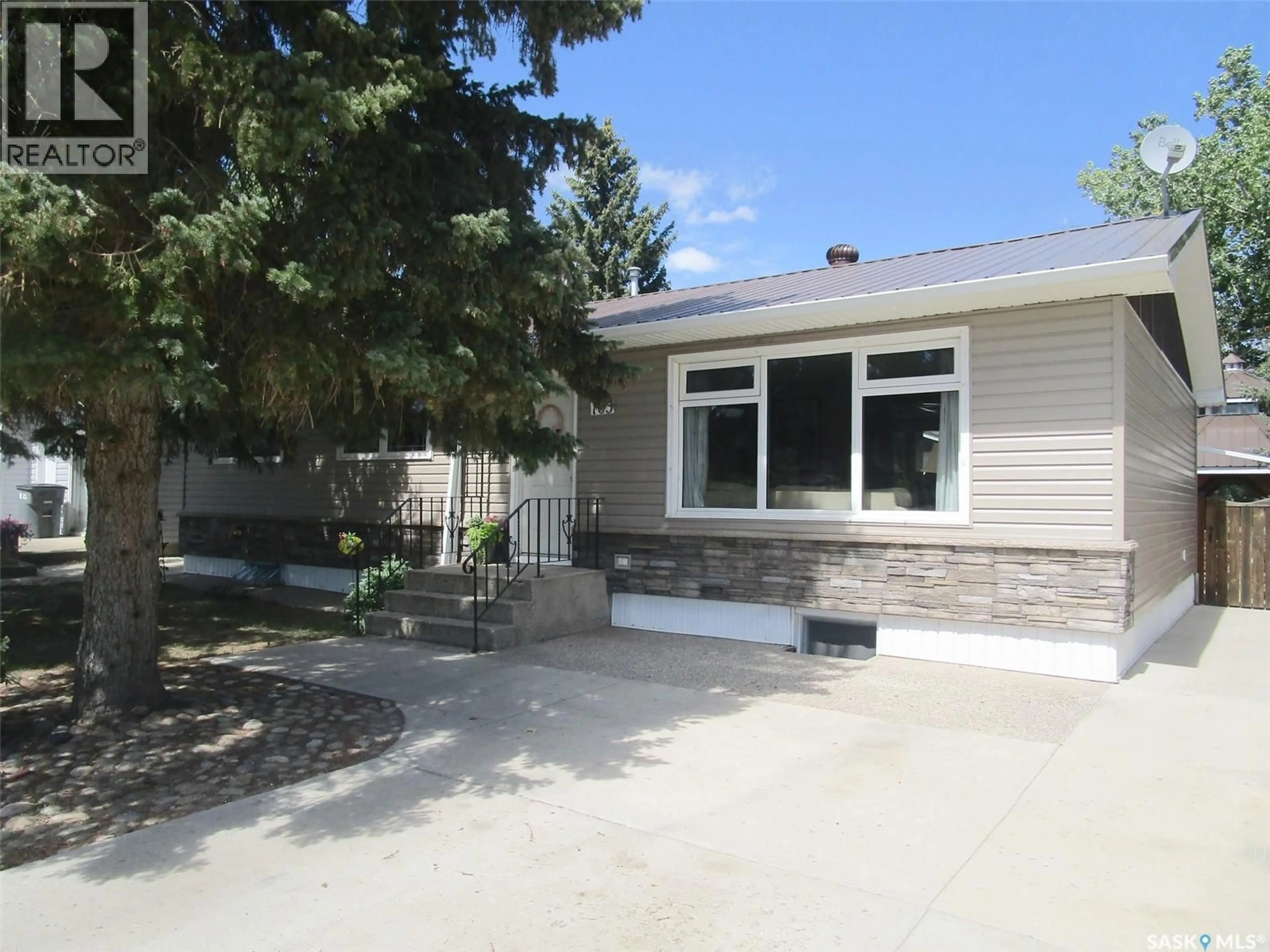 Home with vinyl exterior material, street for 105 ASSINIBOIA AVENUE, Assiniboia Saskatchewan S0H0B0