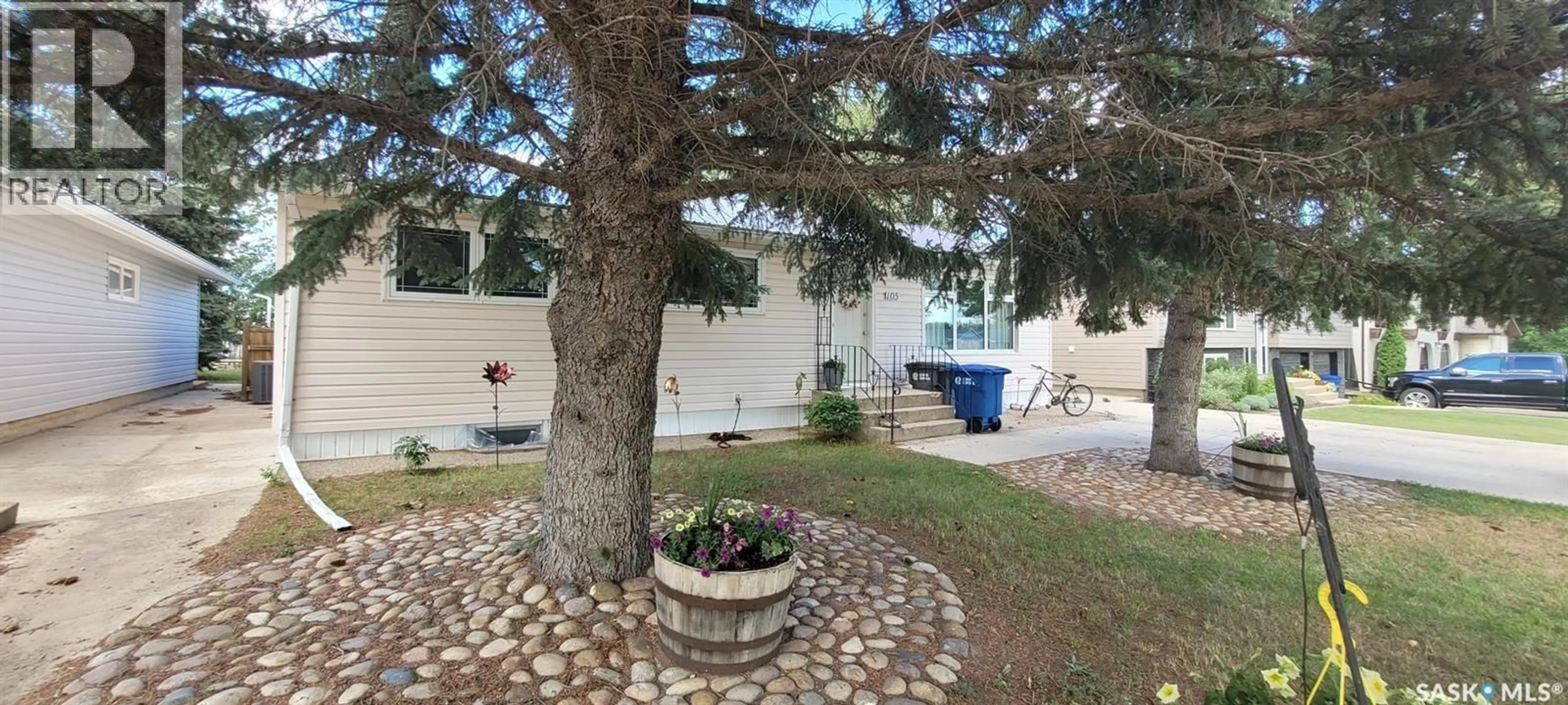 A pic from outside/outdoor area/front of a property/back of a property/a pic from drone, street for 105 ASSINIBOIA AVENUE, Assiniboia Saskatchewan S0H0B0