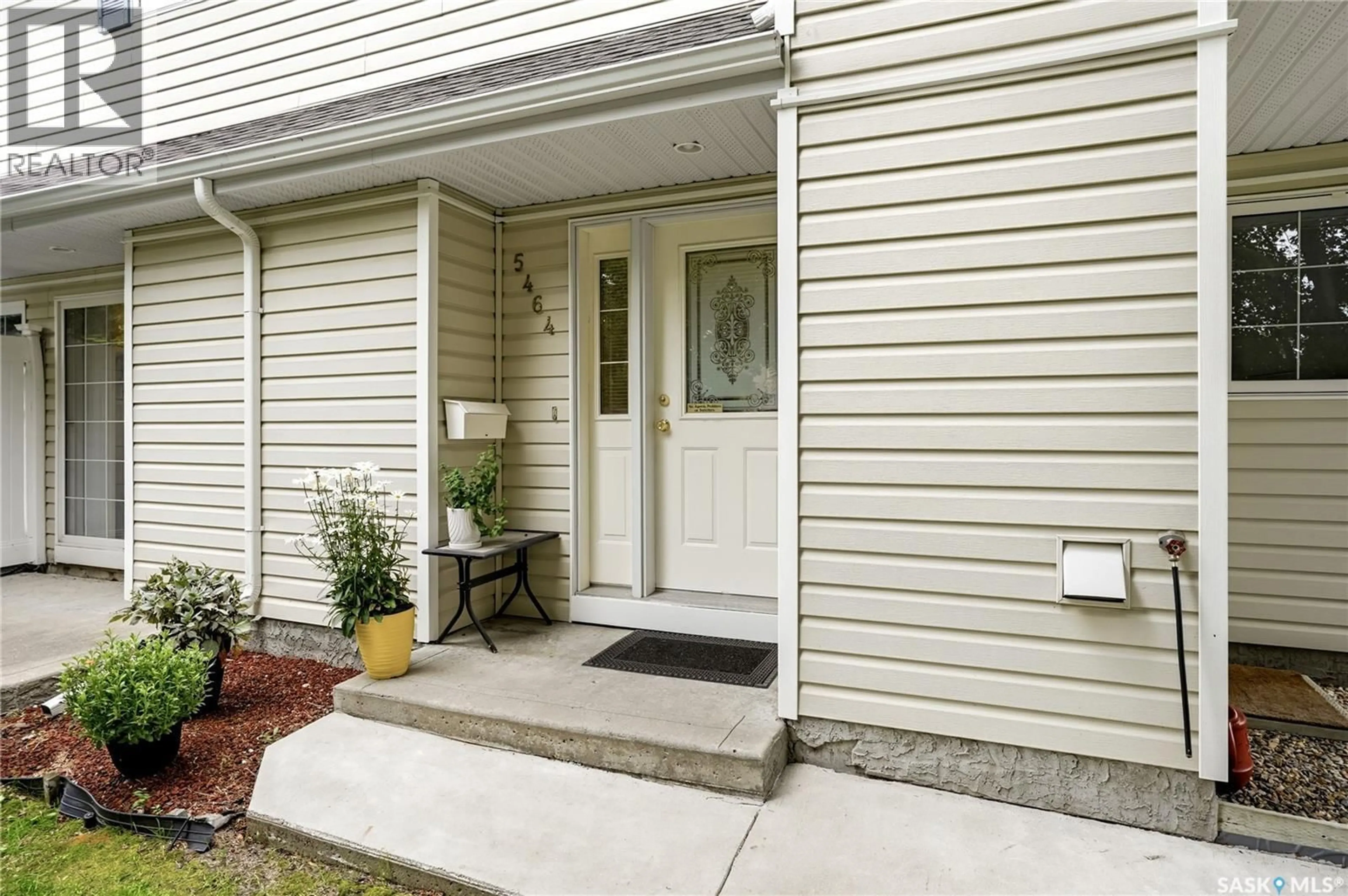Indoor entryway for 5464 ROCHDALE BOULEVARD, Regina Saskatchewan S4X4P1