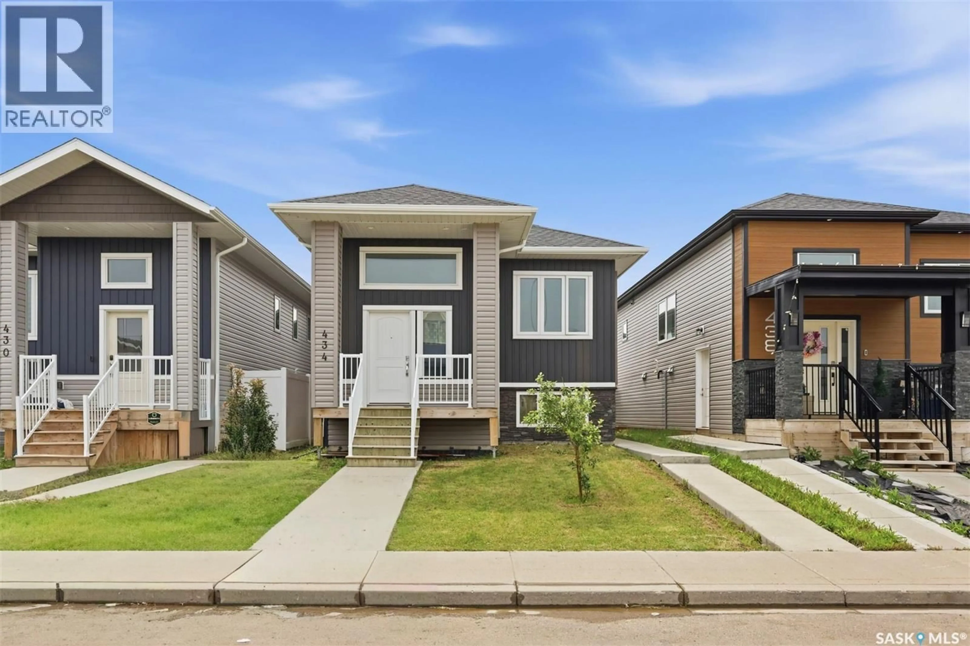 Home with vinyl exterior material, street for 434 MCARTHUR CRESCENT, Saskatoon Saskatchewan S7L6Y3